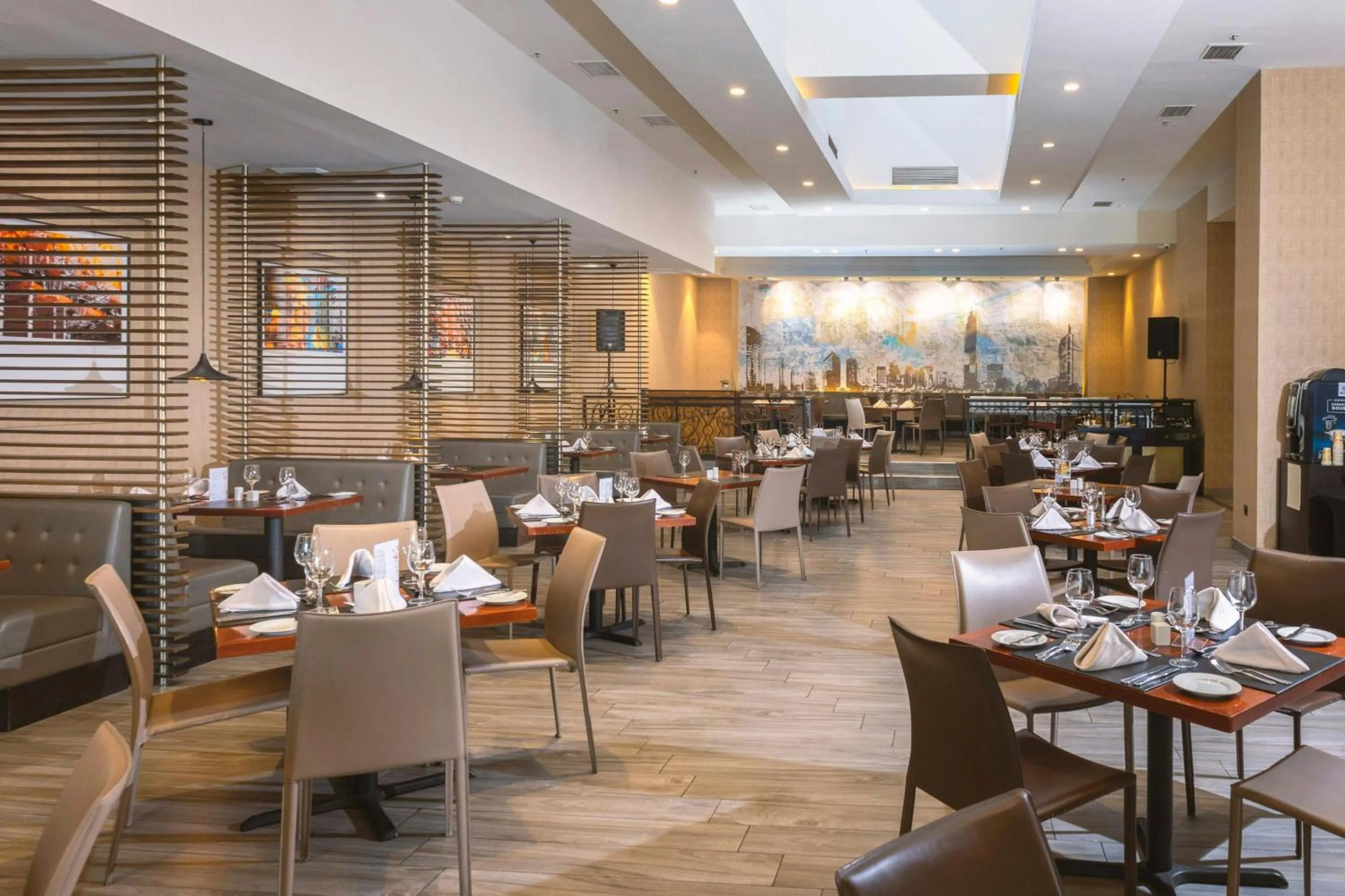 Restaurant/places to eat in Hotel Plaza Santiago