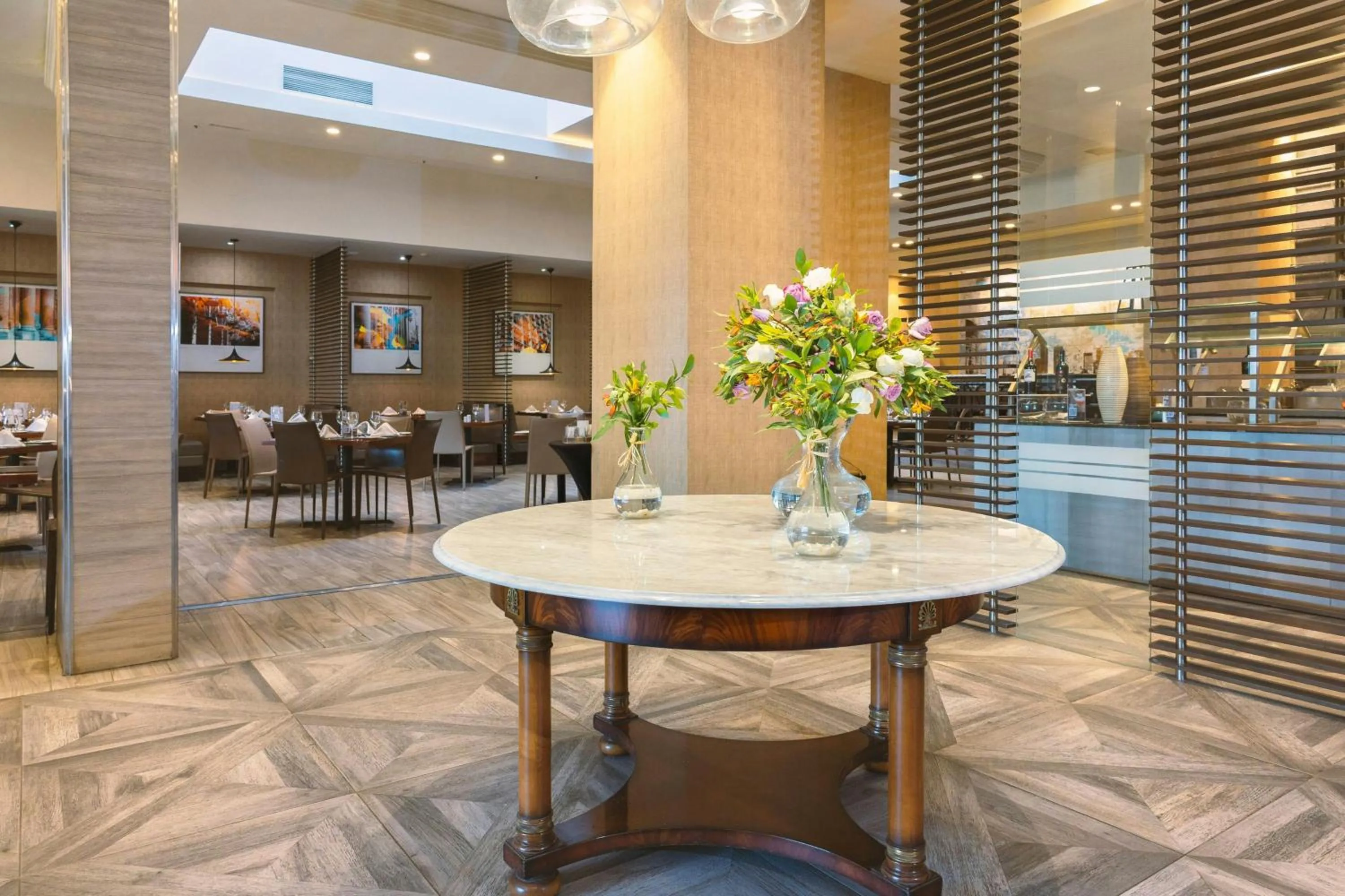 Restaurant/places to eat in Hotel Plaza Santiago