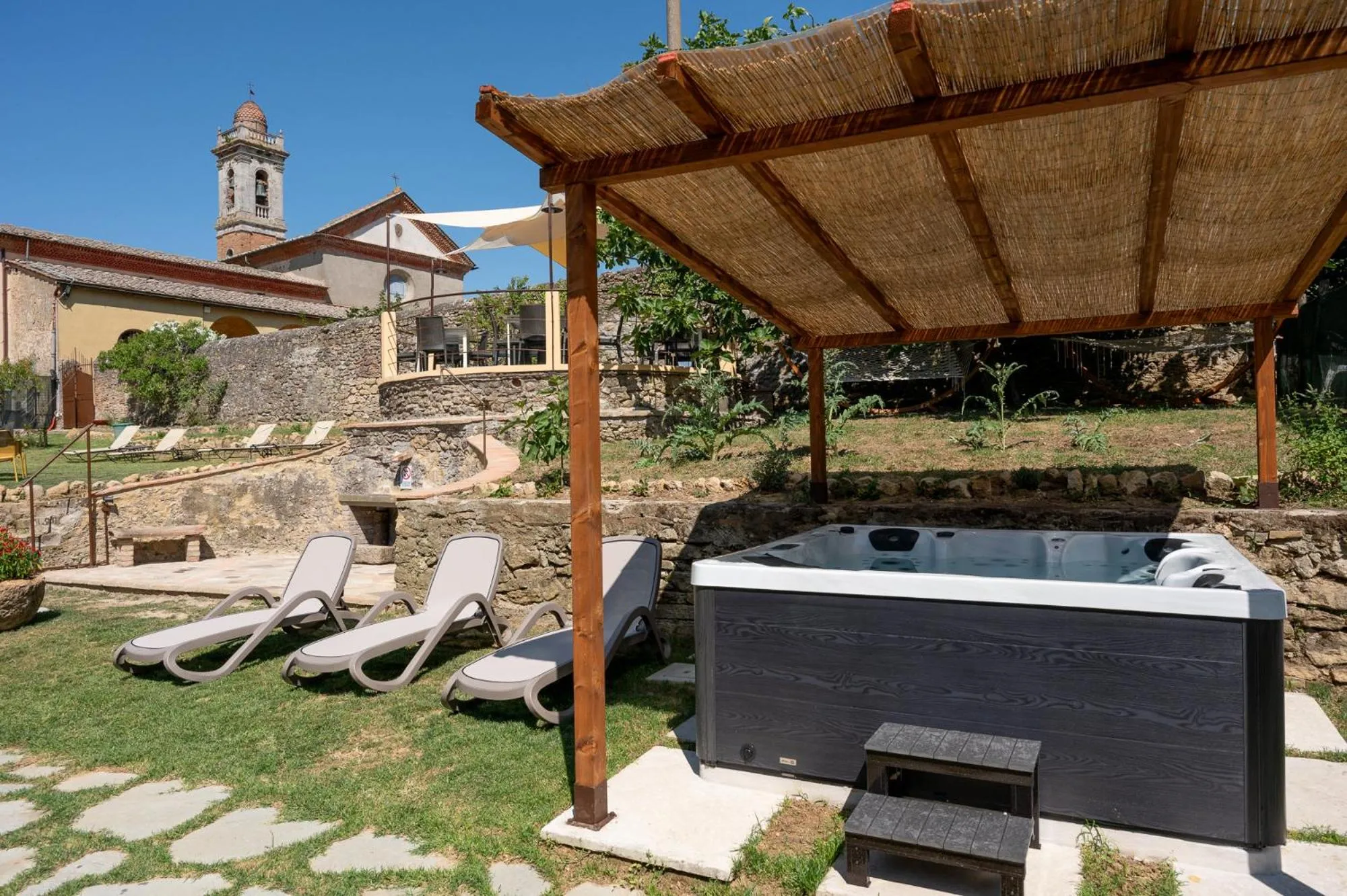 Hot Tub in Chiostro Delle Monache Hostel Volterra