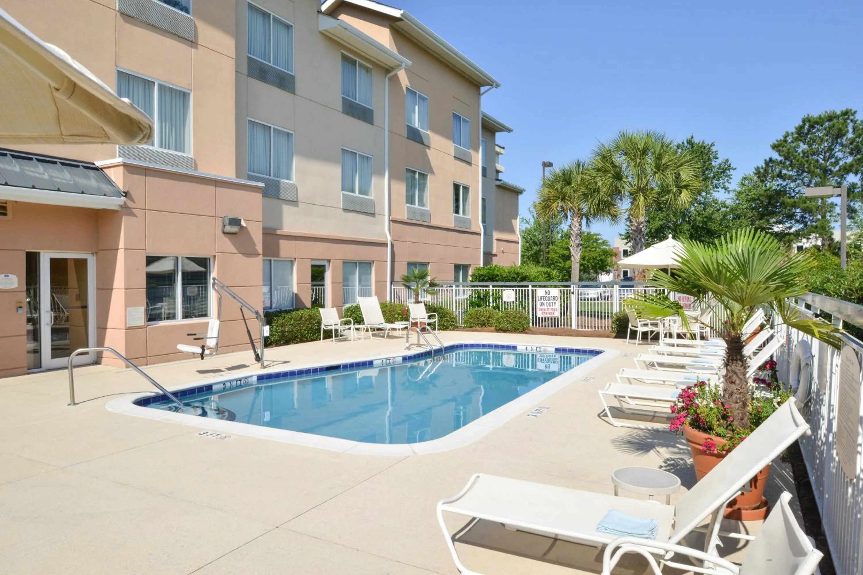 Swimming pool in Fairfield Inn and Suites Charleston North/University Area