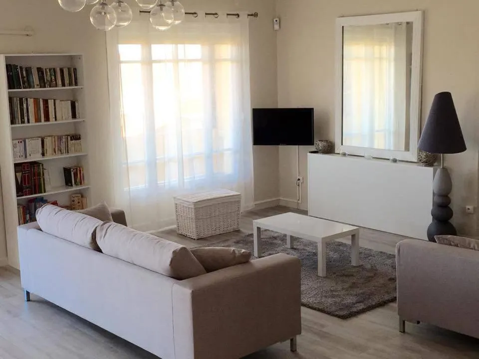 Communal lounge/ TV room in Saint Jacques