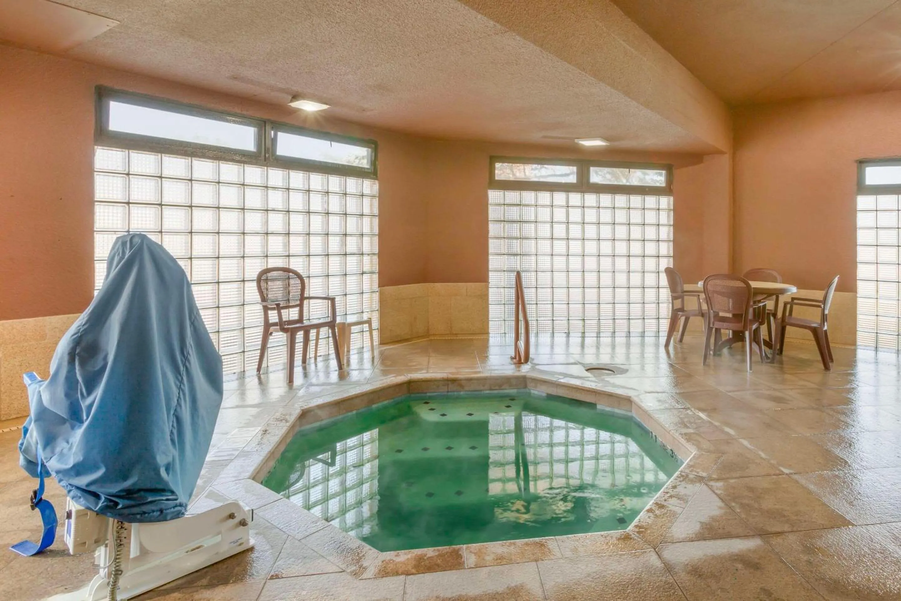Swimming pool in Comfort Inn Near Grand Canyon