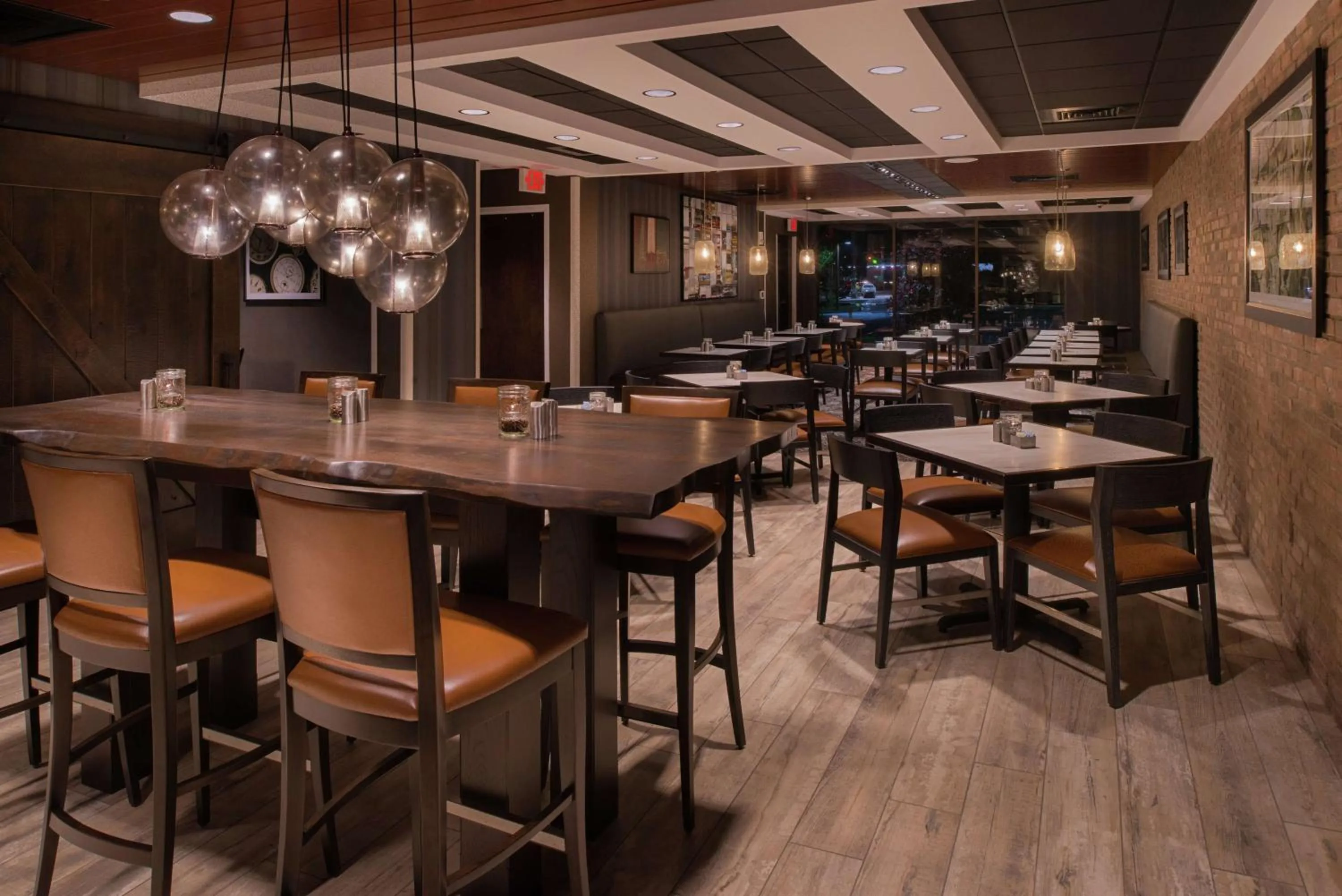 Lounge or bar in Doubletree By Hilton Raleigh Crabtree Valley