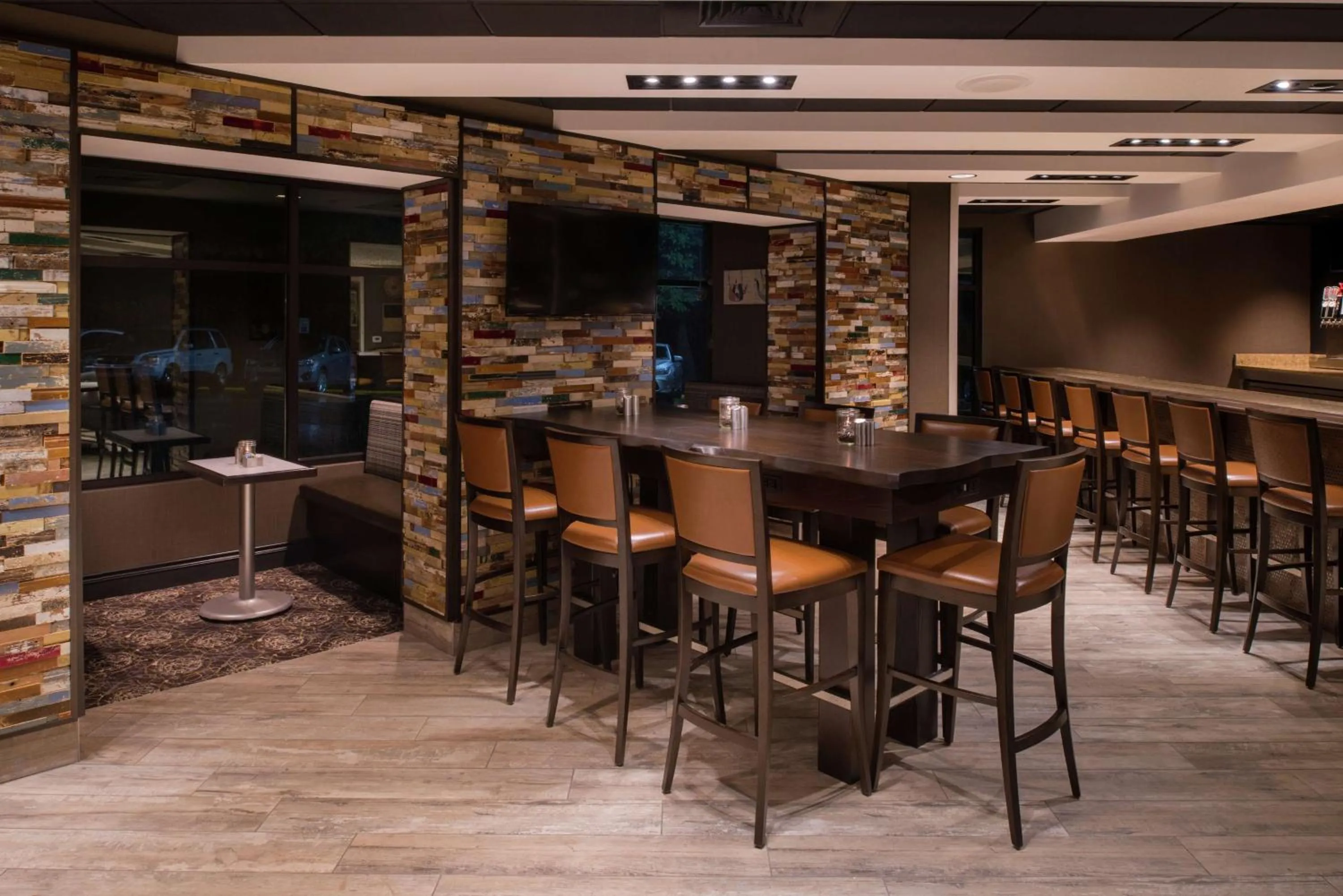 Lounge or bar in Doubletree By Hilton Raleigh Crabtree Valley