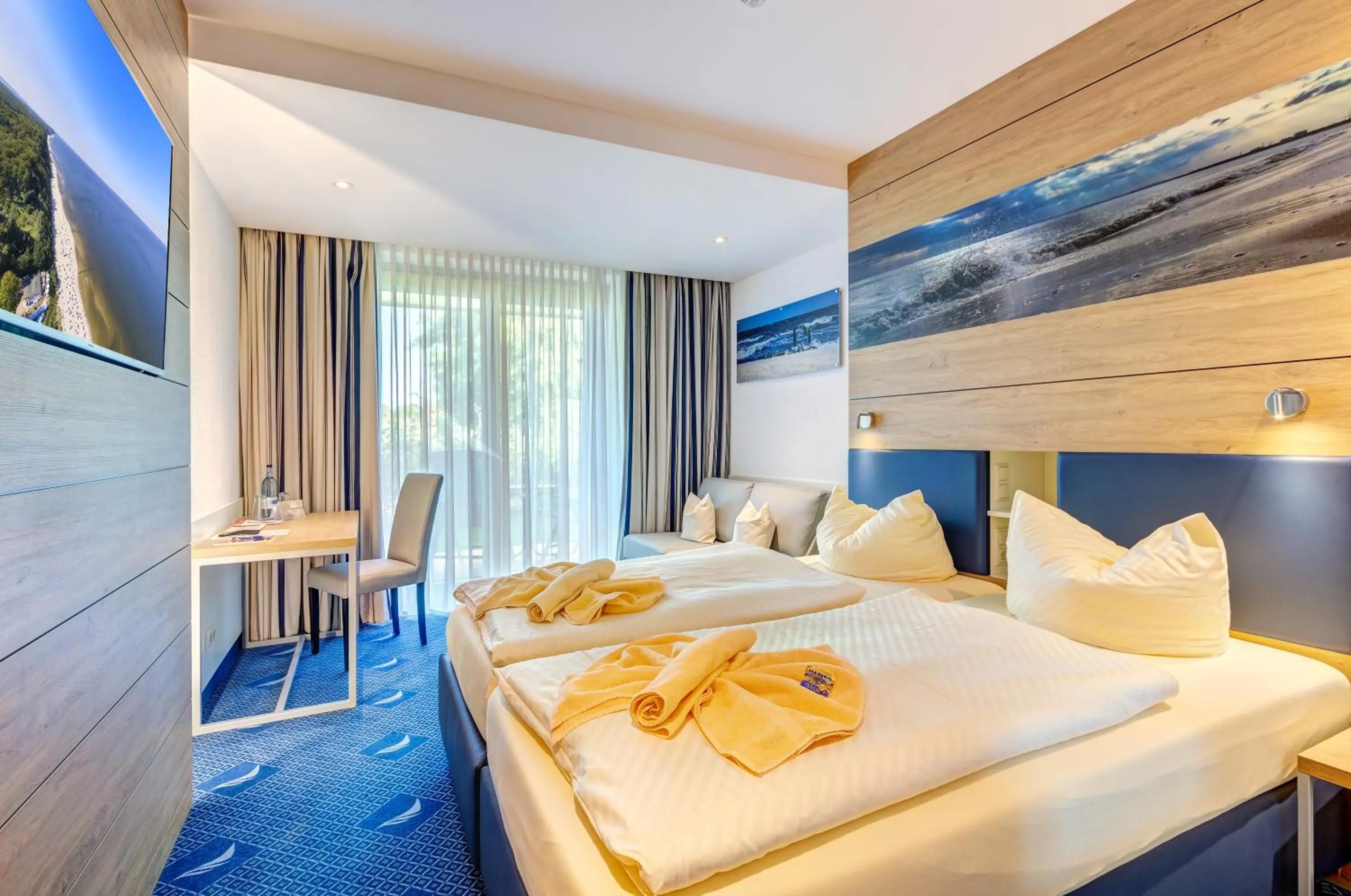 Living room, Bed in Familien Wellness Hotel Seeklause mit großem Abenteuerspielplatz "Piraten-Insel-Usedom" Kinder immer All-Inklusive & Getränke ganztags inklusive