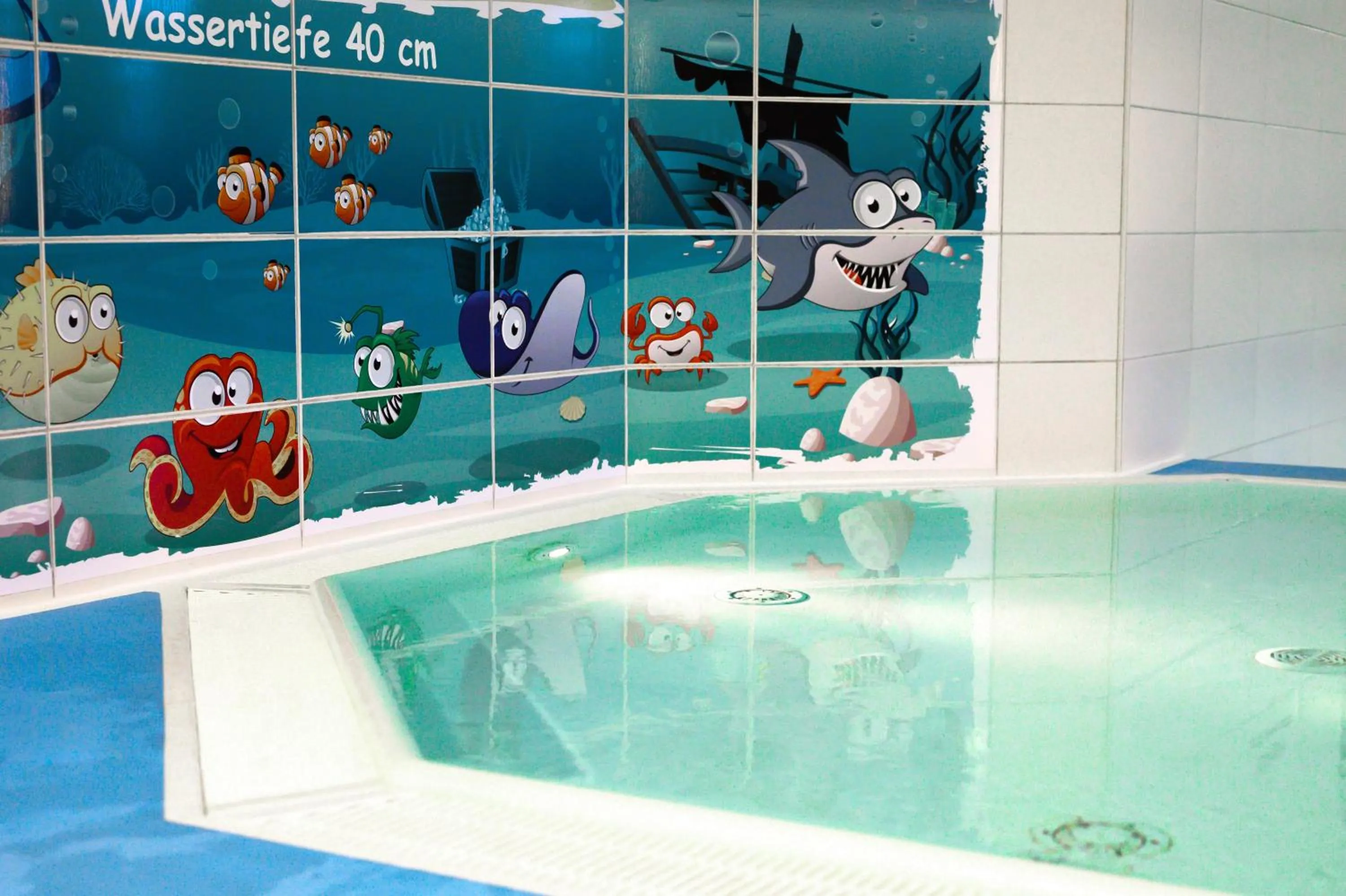 Swimming pool in Familien Wellness Hotel Seeklause mit großem Abenteuerspielplatz "Piraten-Insel-Usedom" Kinder immer All-Inklusive & Getränke ganztags inklusive