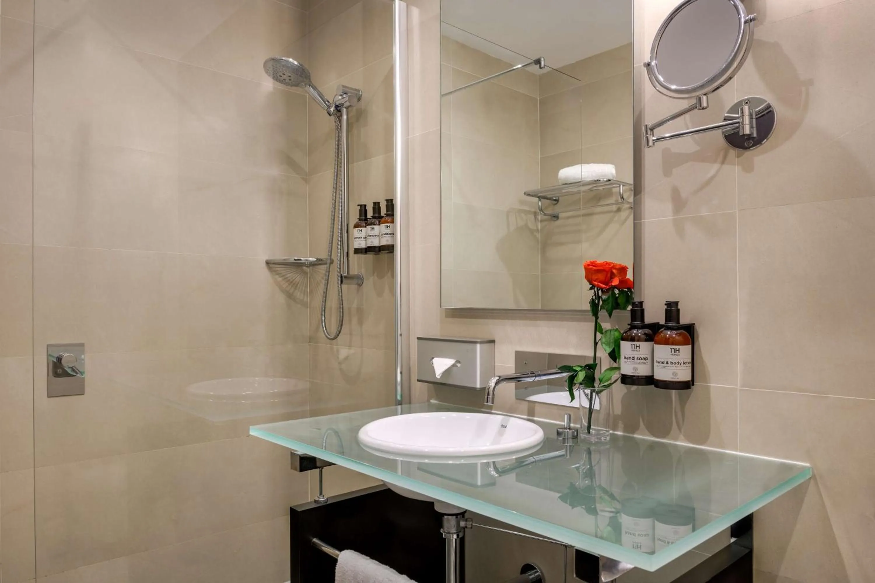 Shower in NH Campo de Gibraltar