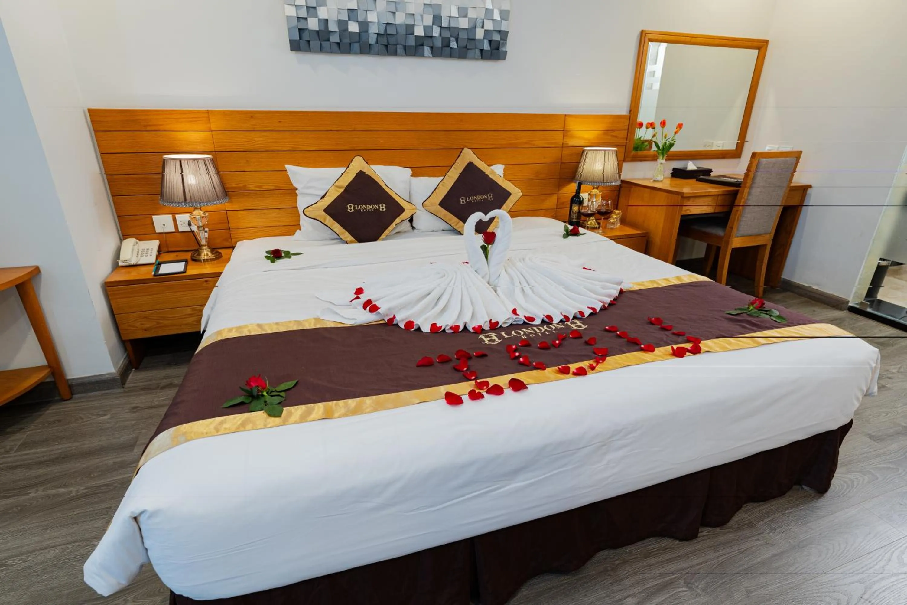 Bed in London Hanoi Hotel