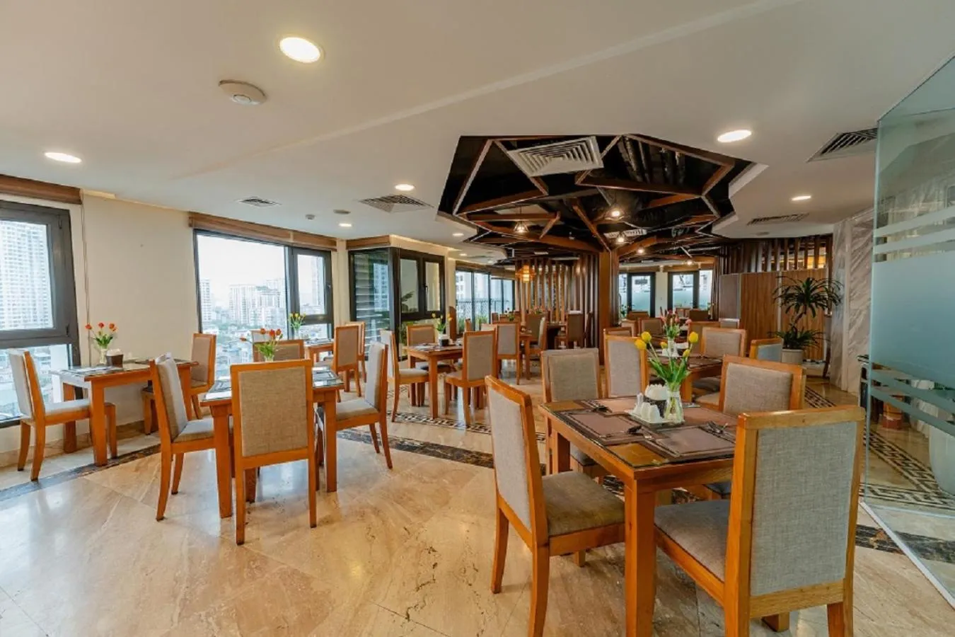 Restaurant/places to eat in London Hanoi Hotel