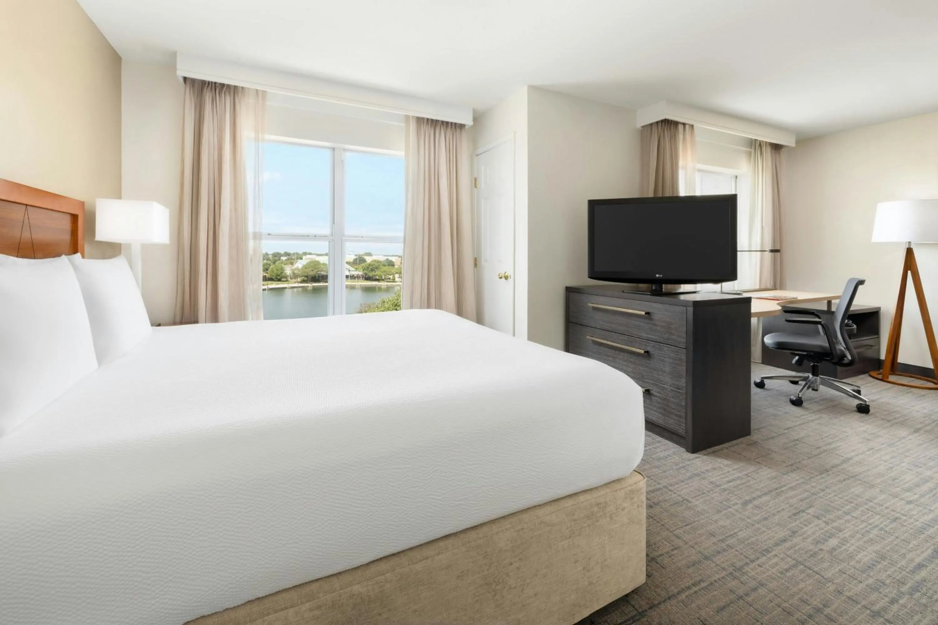 Photo of the whole room, Bed in Residence Inn Des Moines West at Jordan Creek Town Center