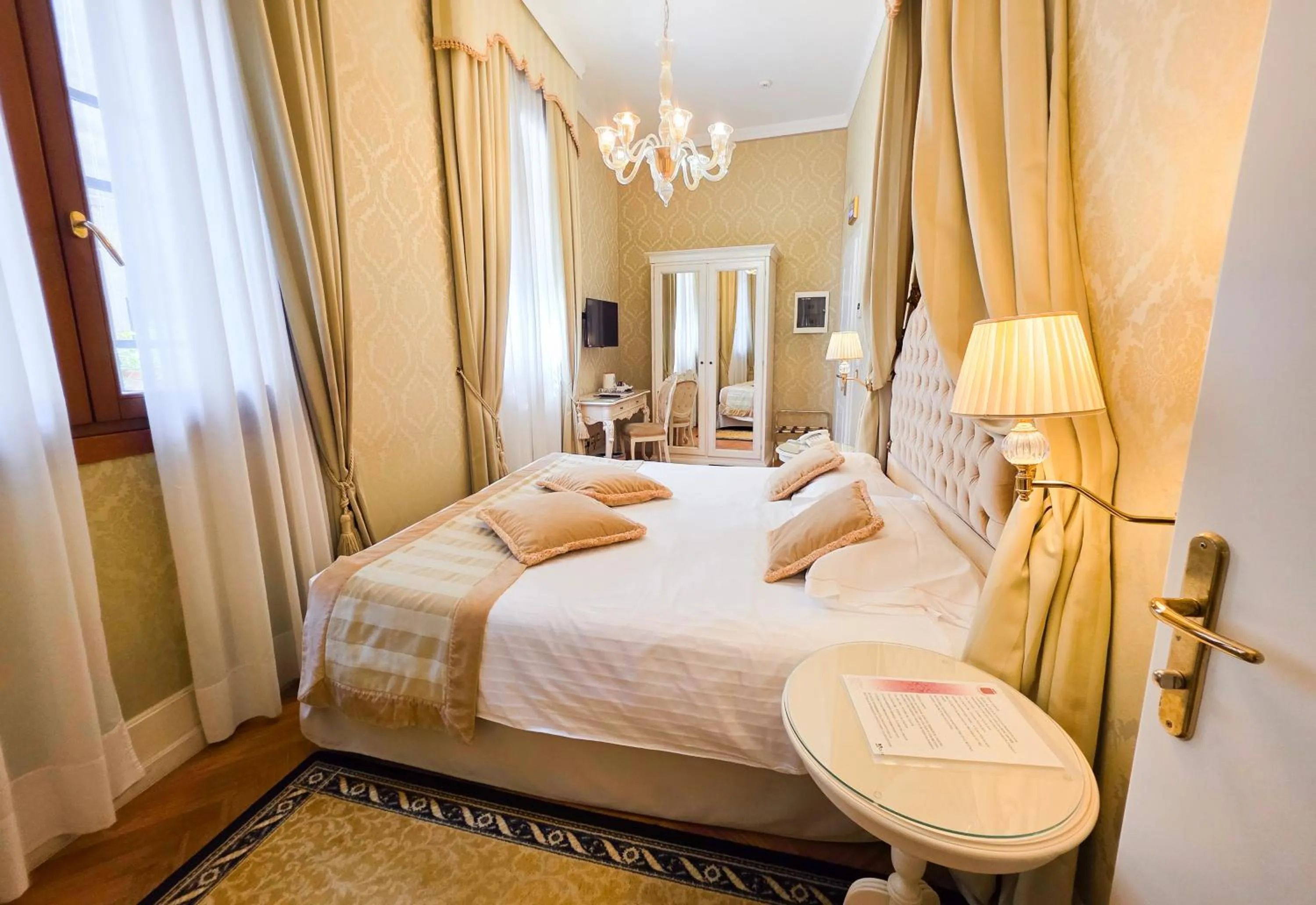 Bedroom, Bed in Hotel Al Duca Di Venezia