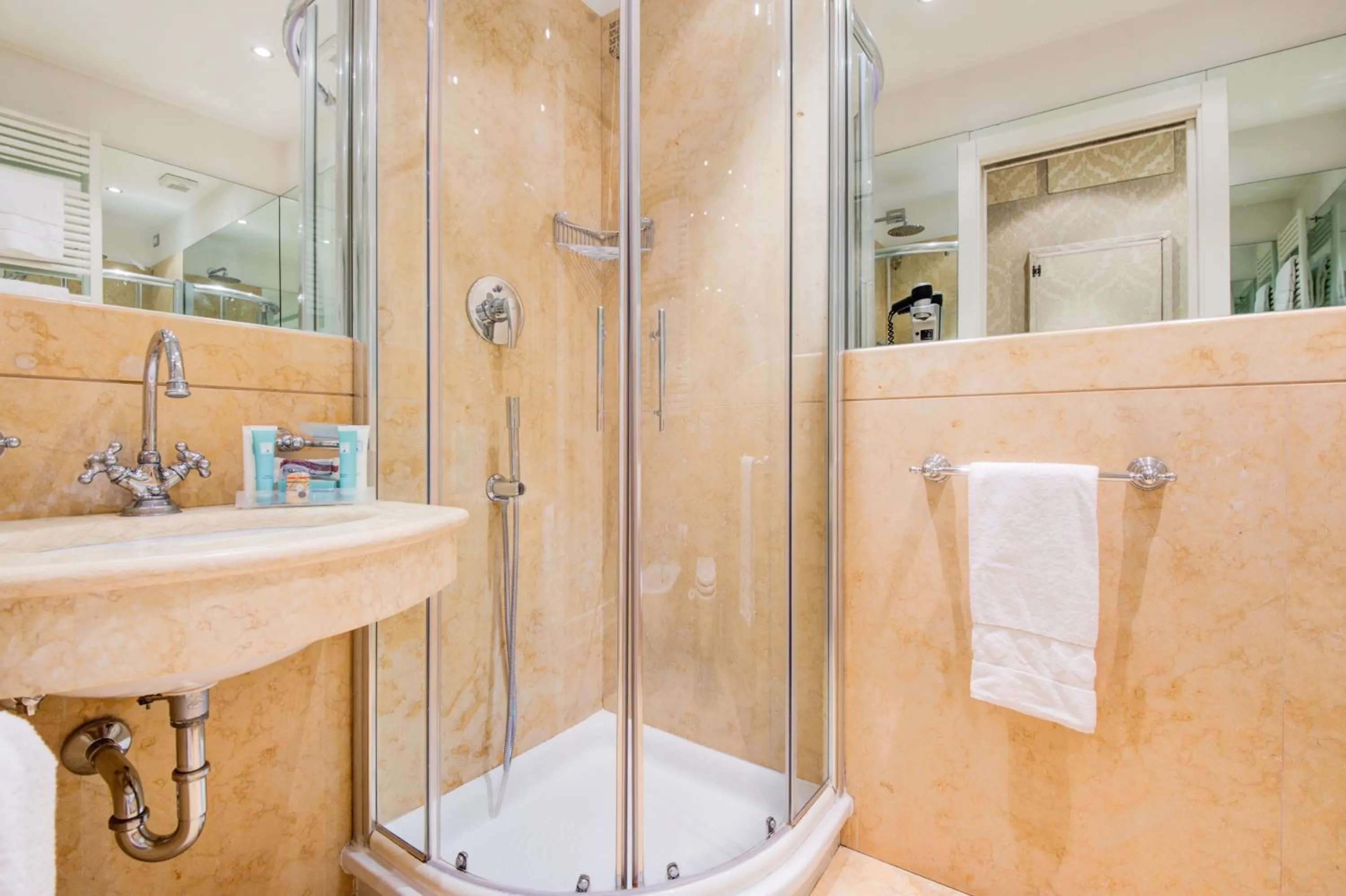 Shower in Hotel Al Duca Di Venezia