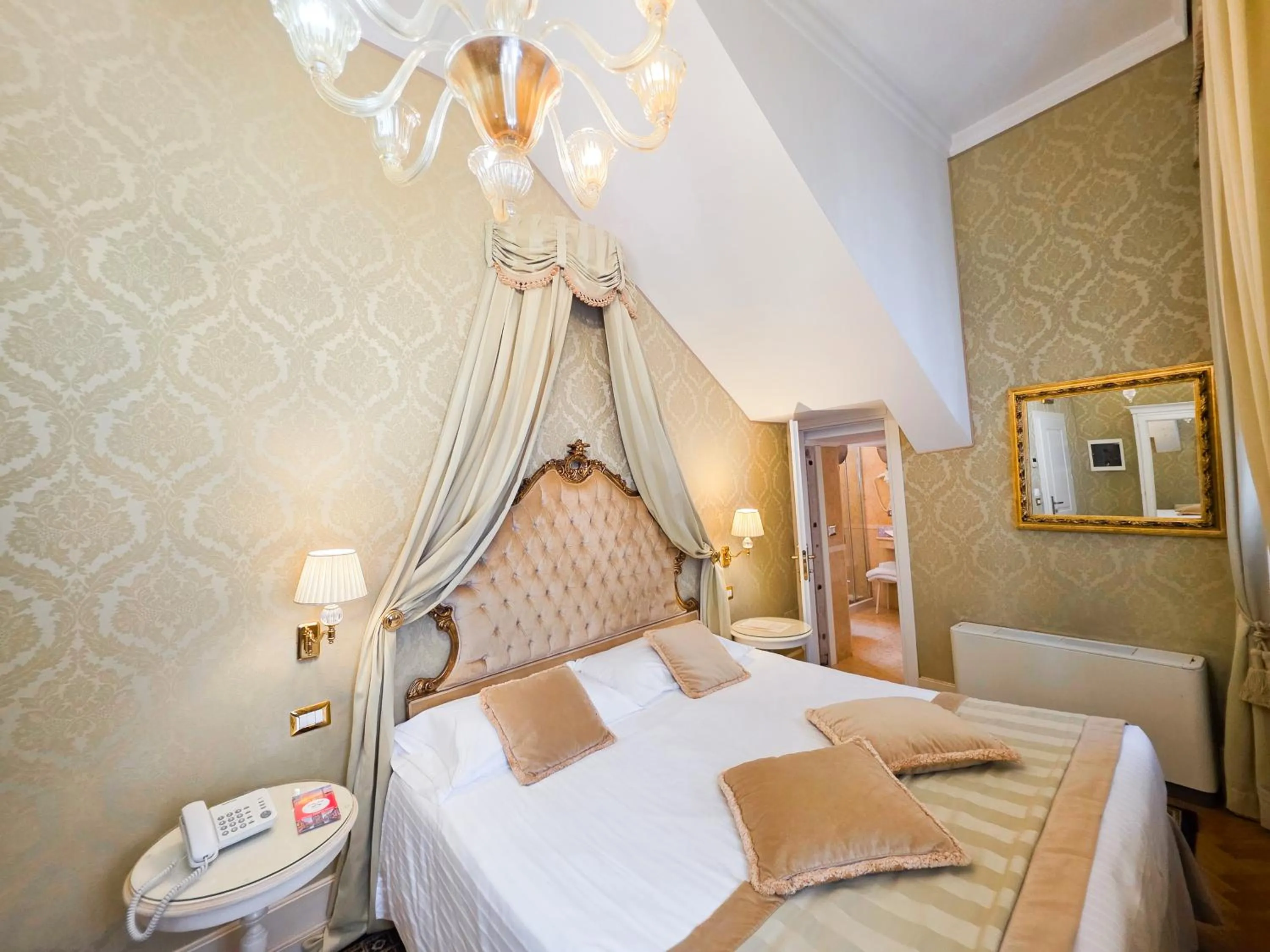 Property building, Bed in Hotel Al Duca Di Venezia