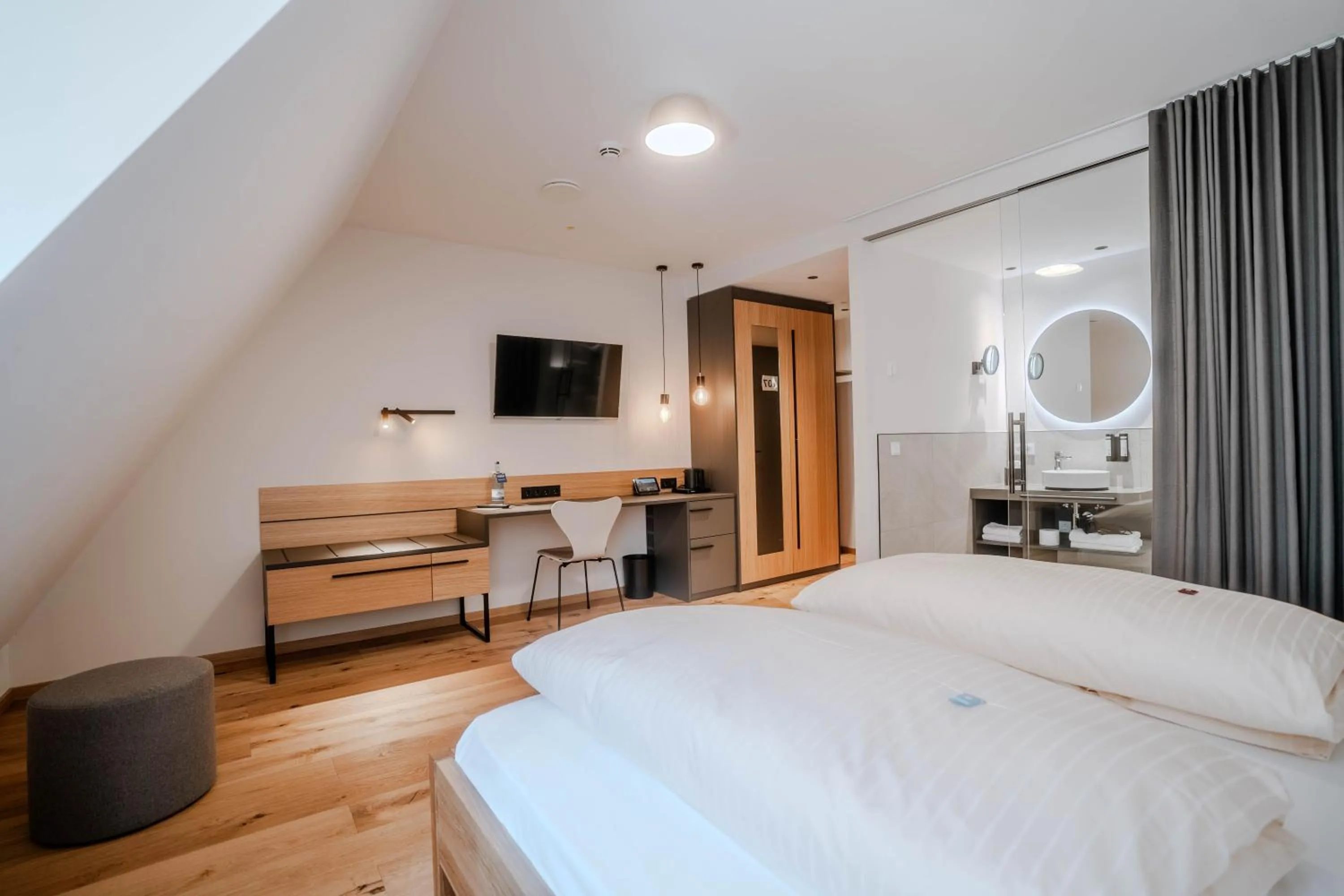 Bathroom, Bed in Hotel Deutsches Haus