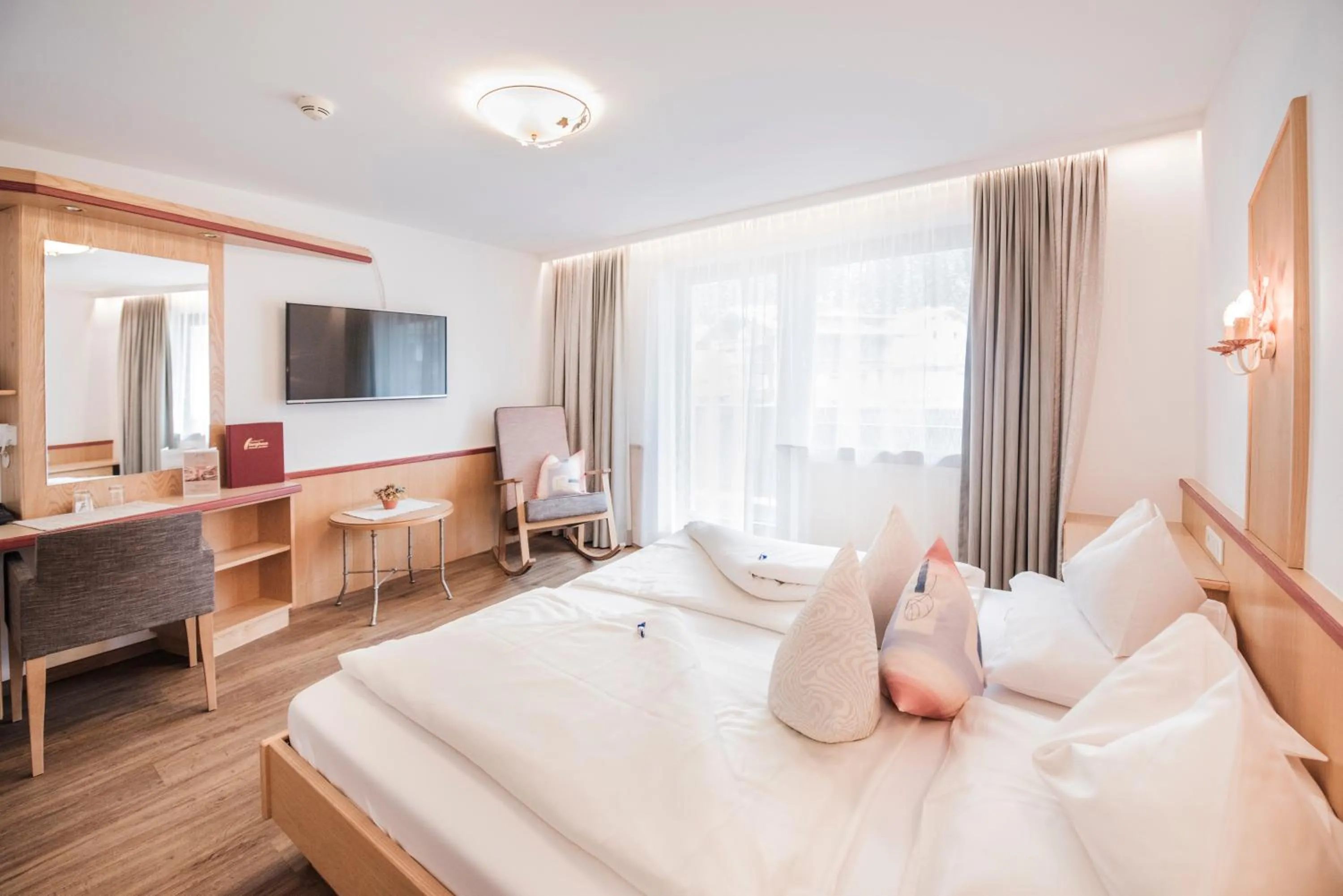 Communal lounge/ TV room, Bed in Alpinhotel Berghaus spa