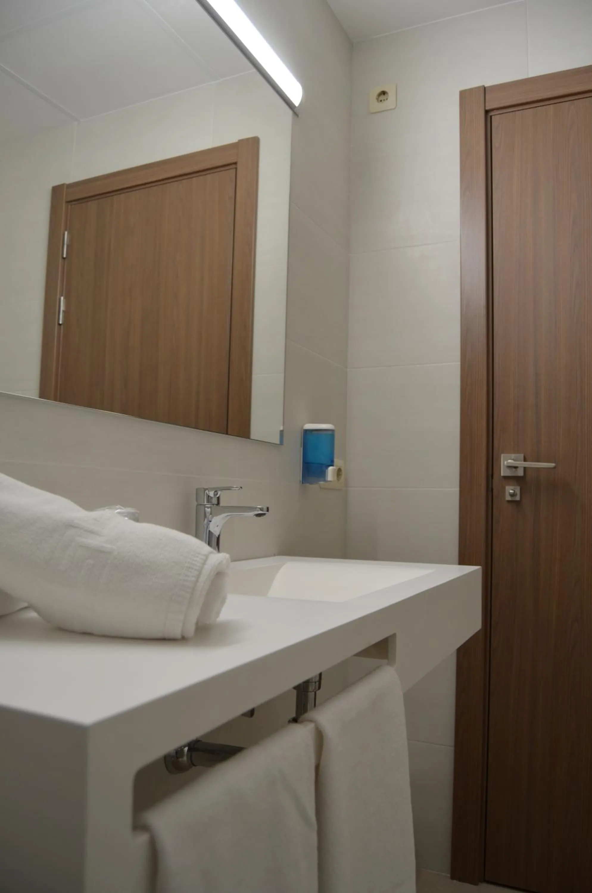 Bathroom, Bed in Hotel Alone