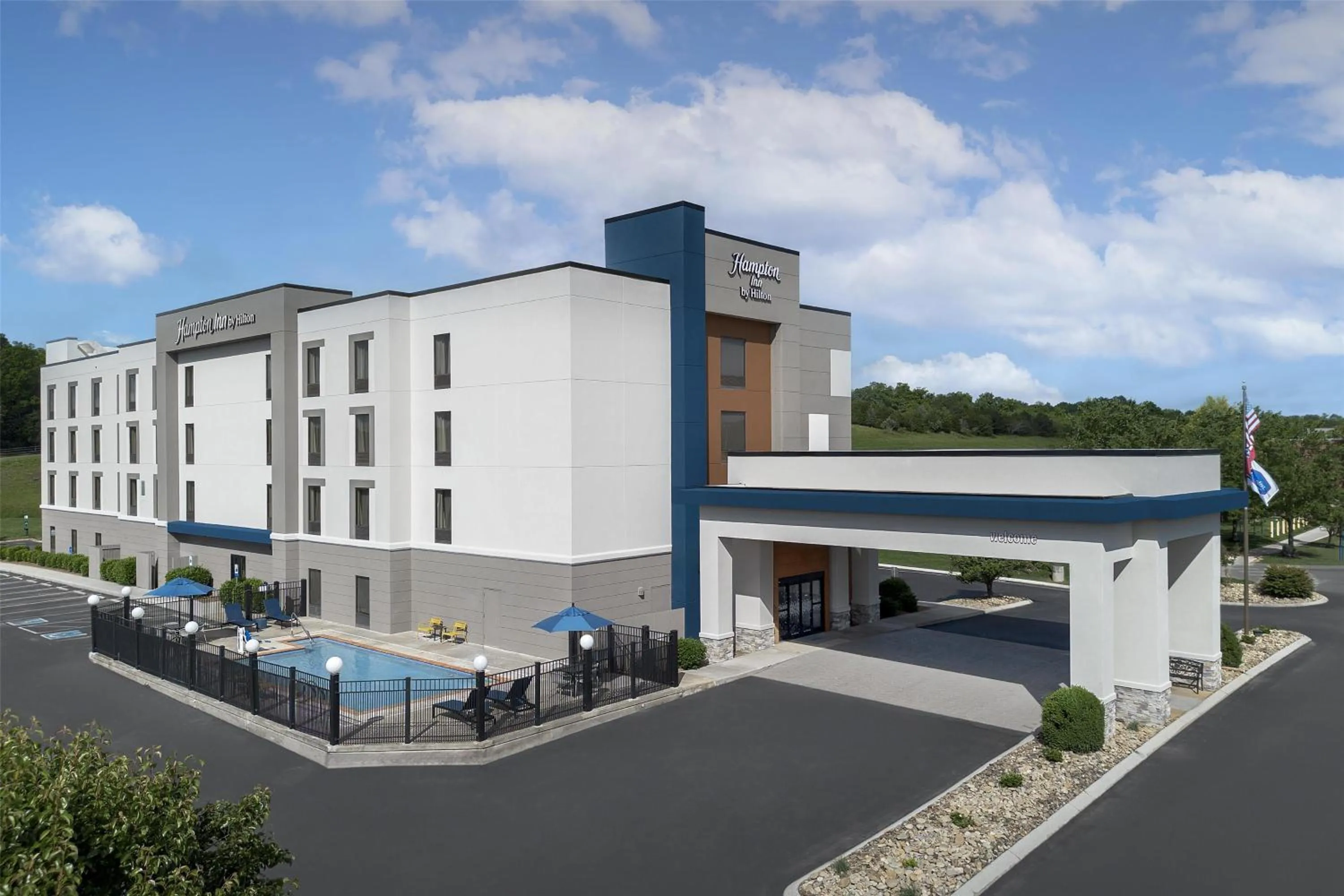 Property building in Hampton Inn Lenoir City