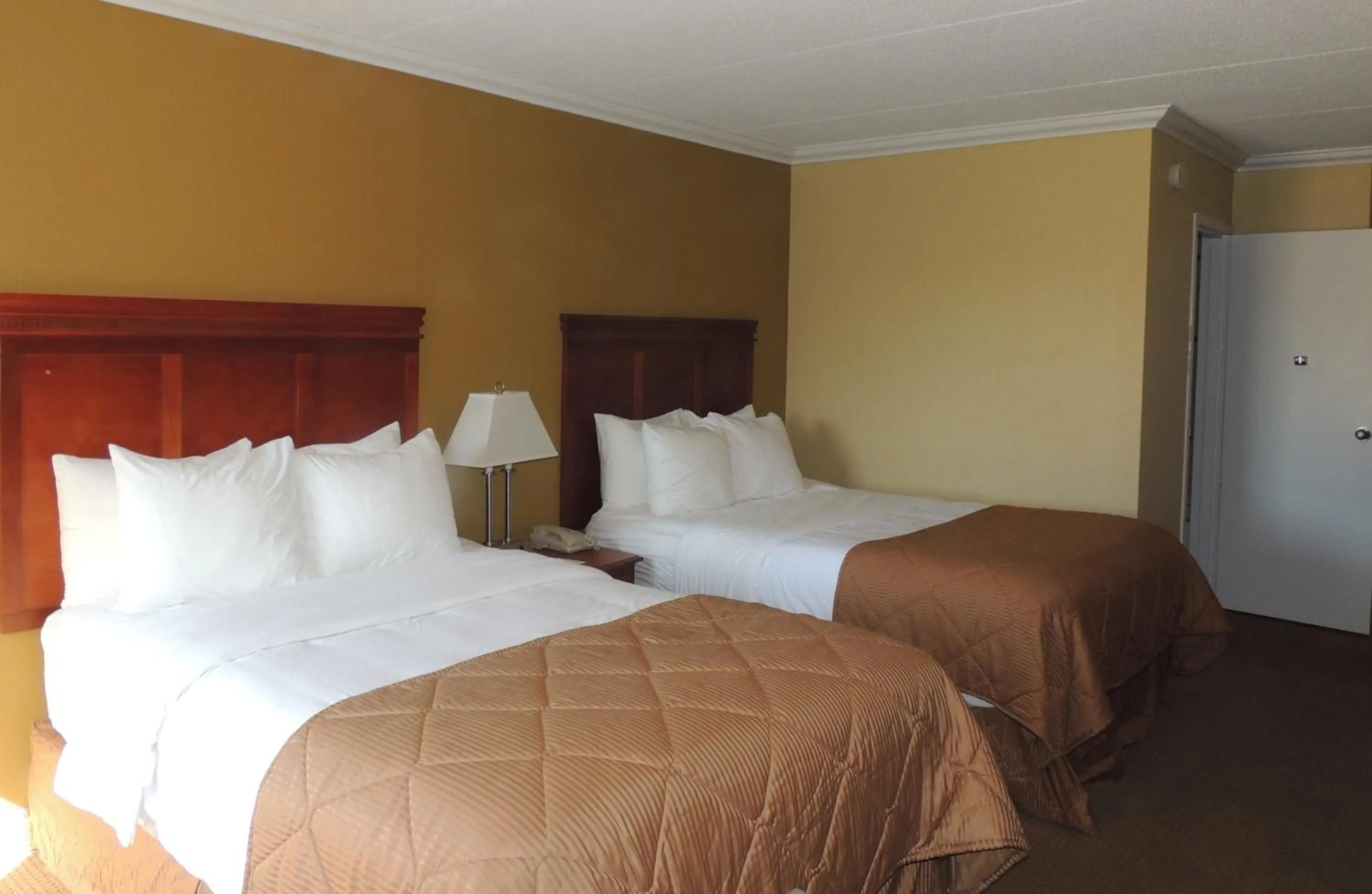 Bed in Quality Inn & Suites Syracuse Fairgrounds