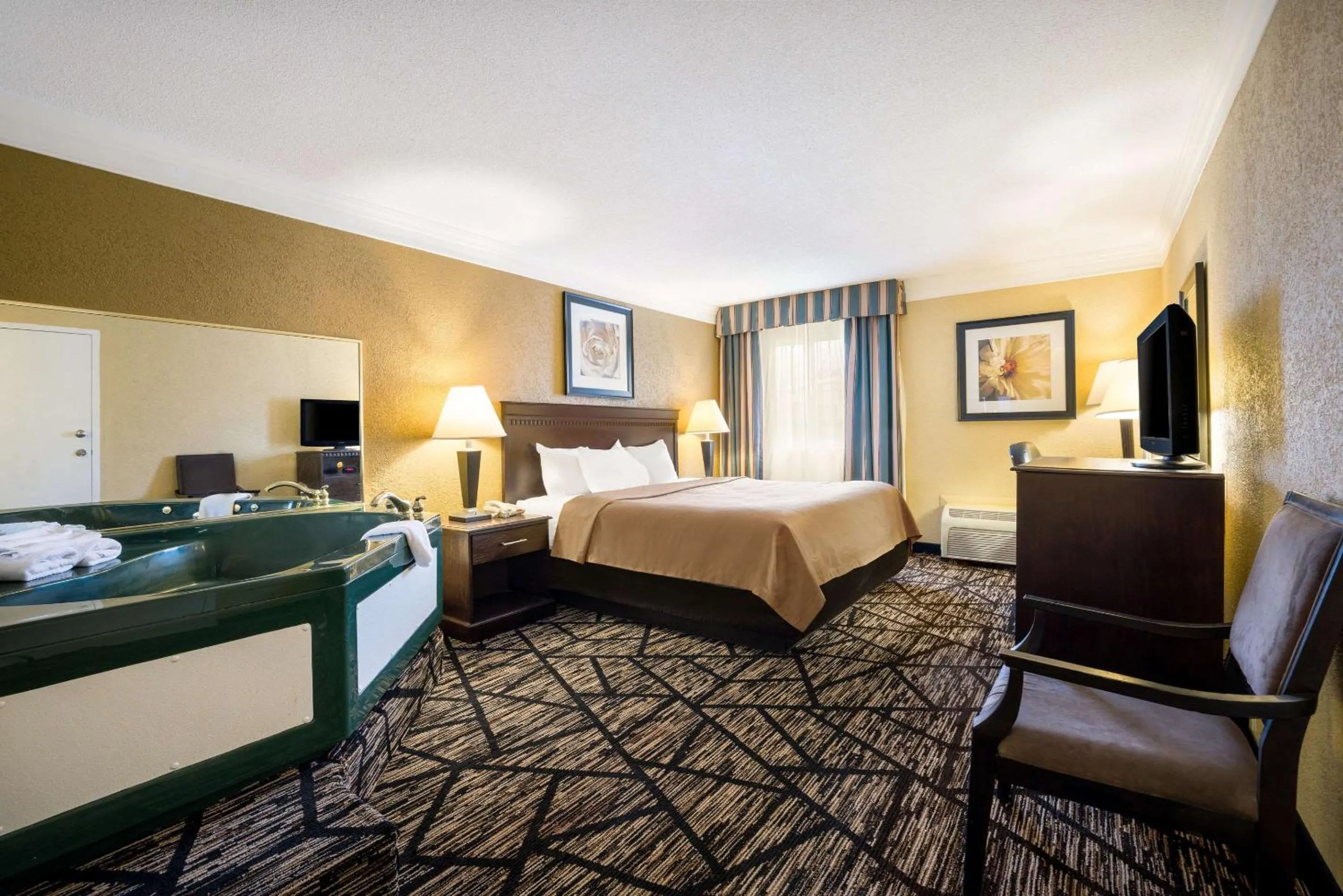 Bedroom, Bed in Quality Inn & Suites Syracuse Fairgrounds