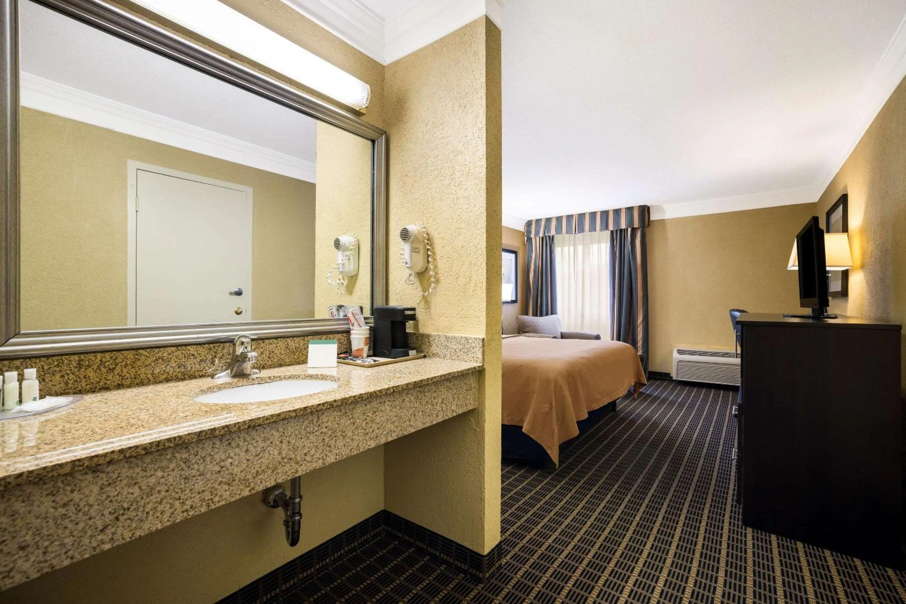 Bedroom, Bed in Quality Inn & Suites Syracuse Fairgrounds