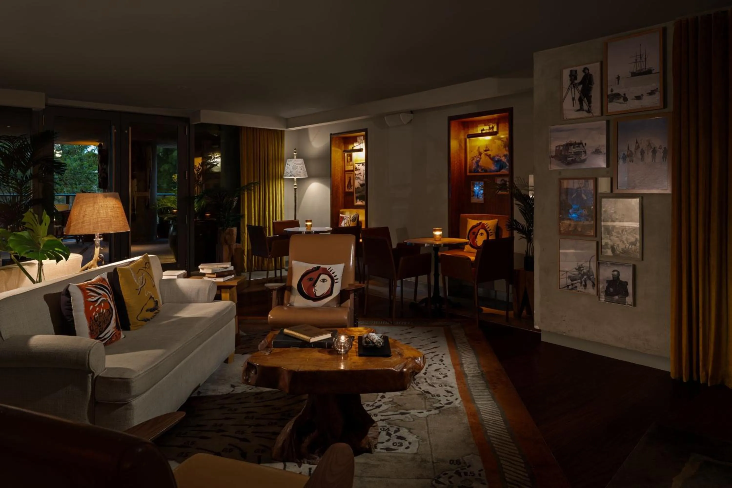 Lounge or bar in Dua Miami, Autograph Collection