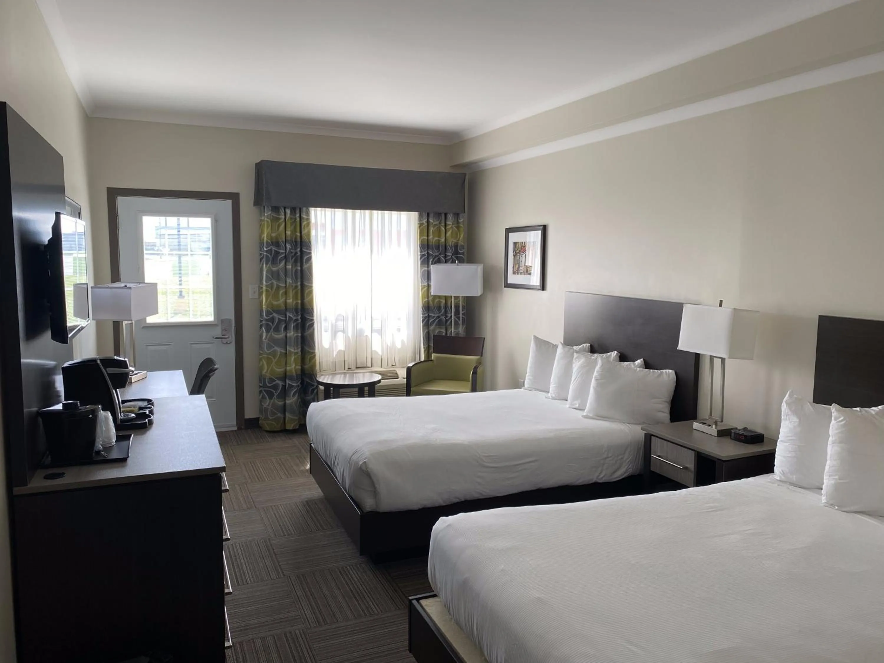 Photo of the whole room, Bed in Crossroads Inn & Suites