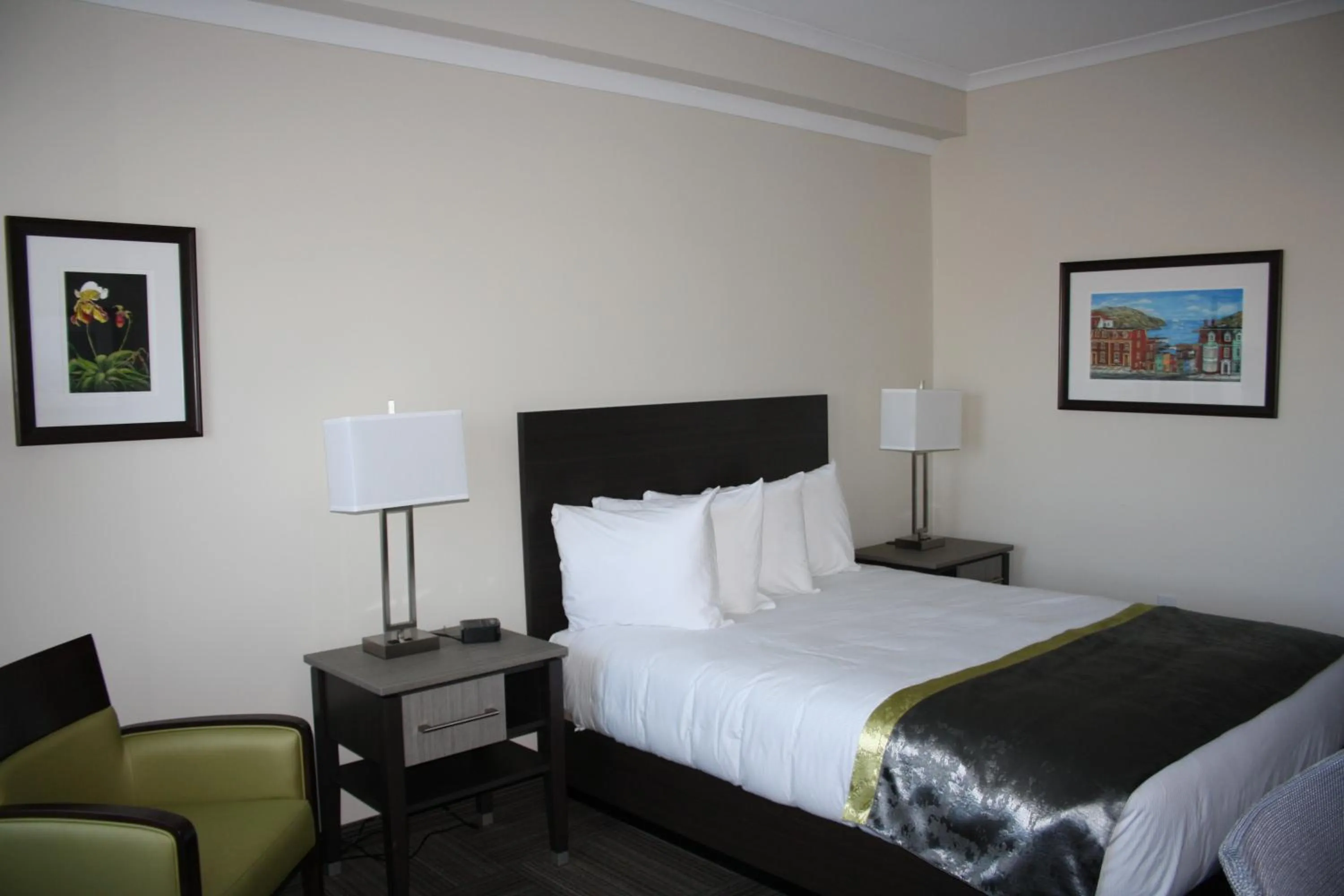 Bed in Crossroads Inn & Suites