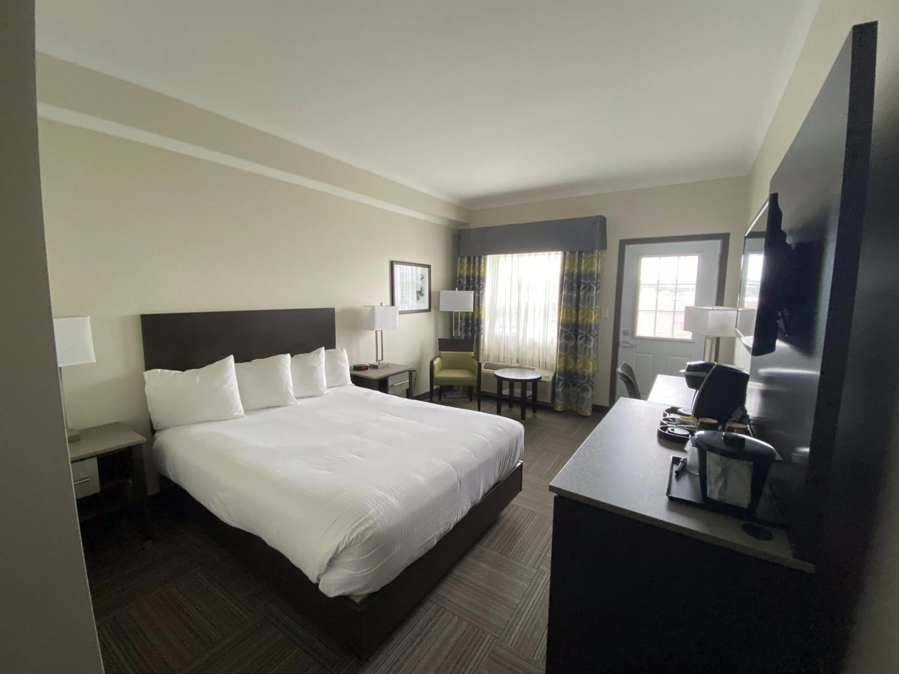 Photo of the whole room, Bed in Crossroads Inn & Suites
