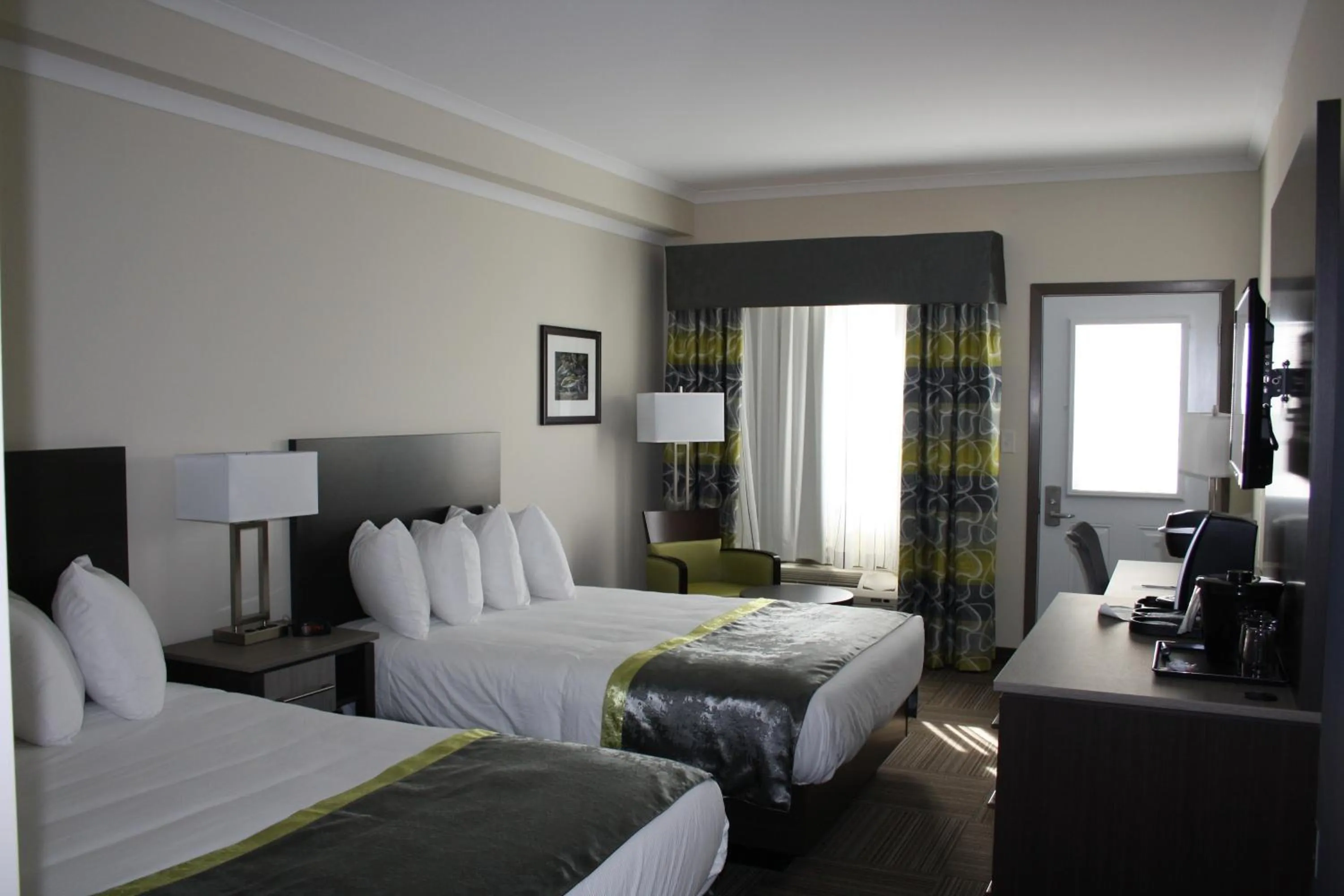 Bed in Crossroads Inn & Suites