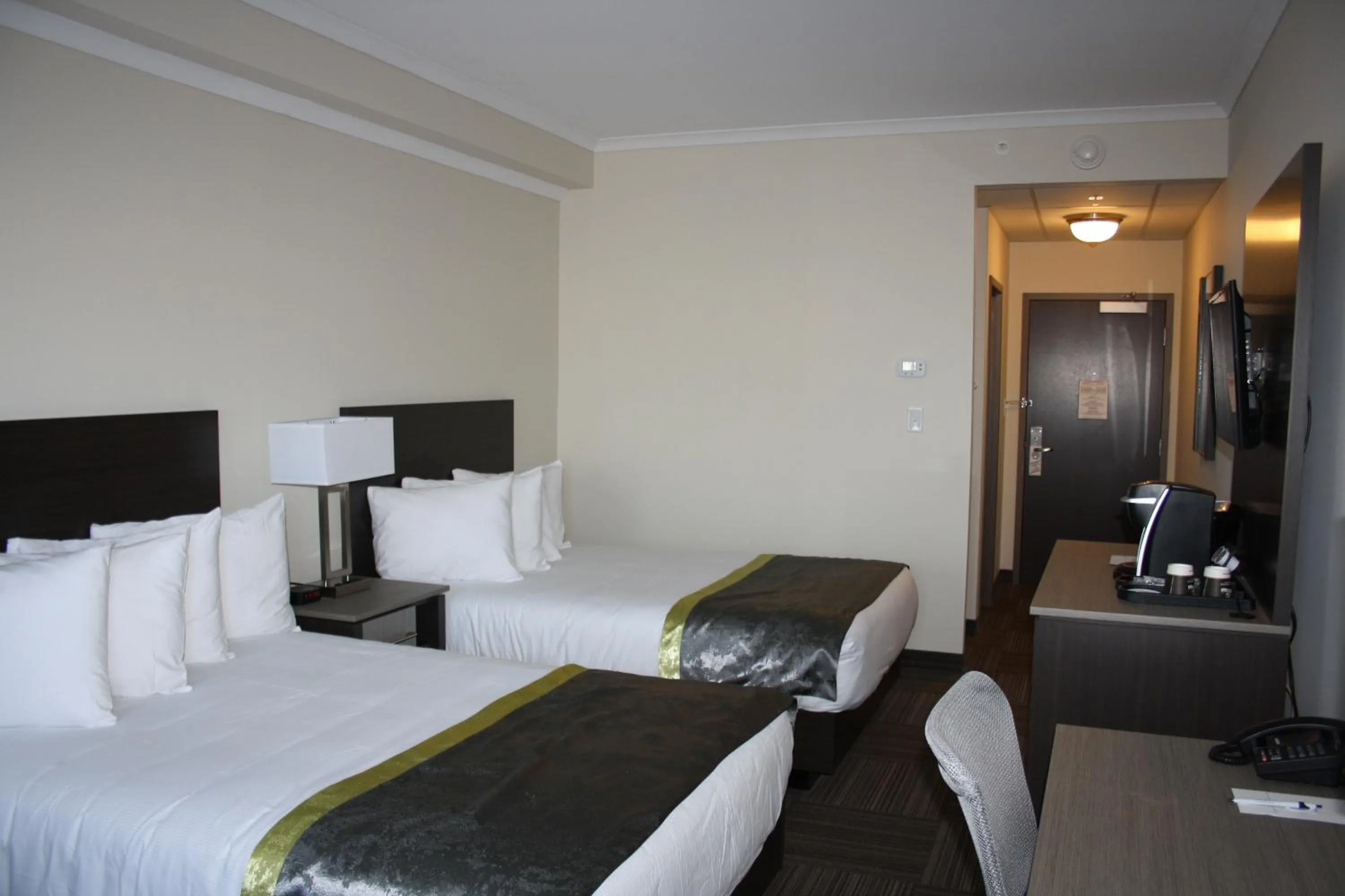 Photo of the whole room, Bed in Crossroads Inn & Suites