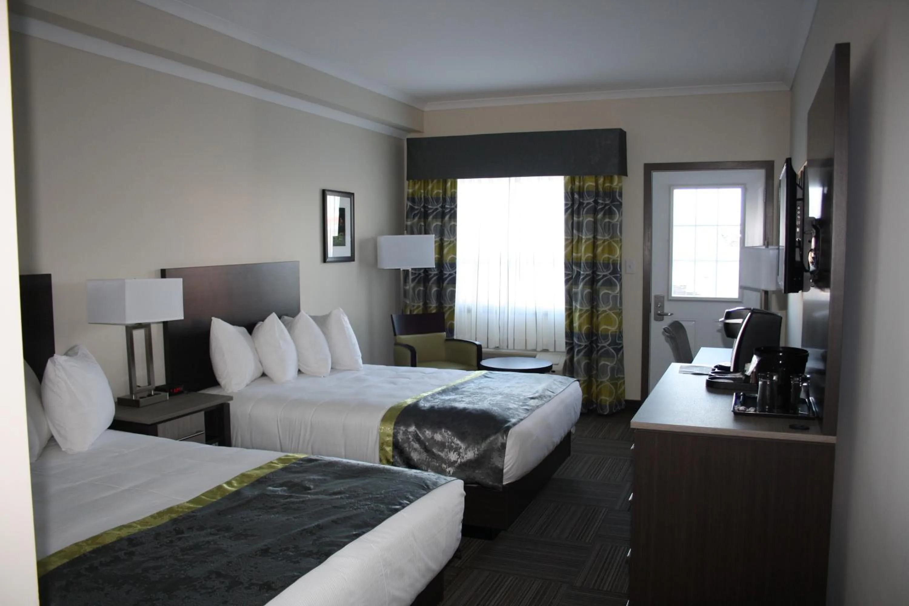 Photo of the whole room, Bed in Crossroads Inn & Suites