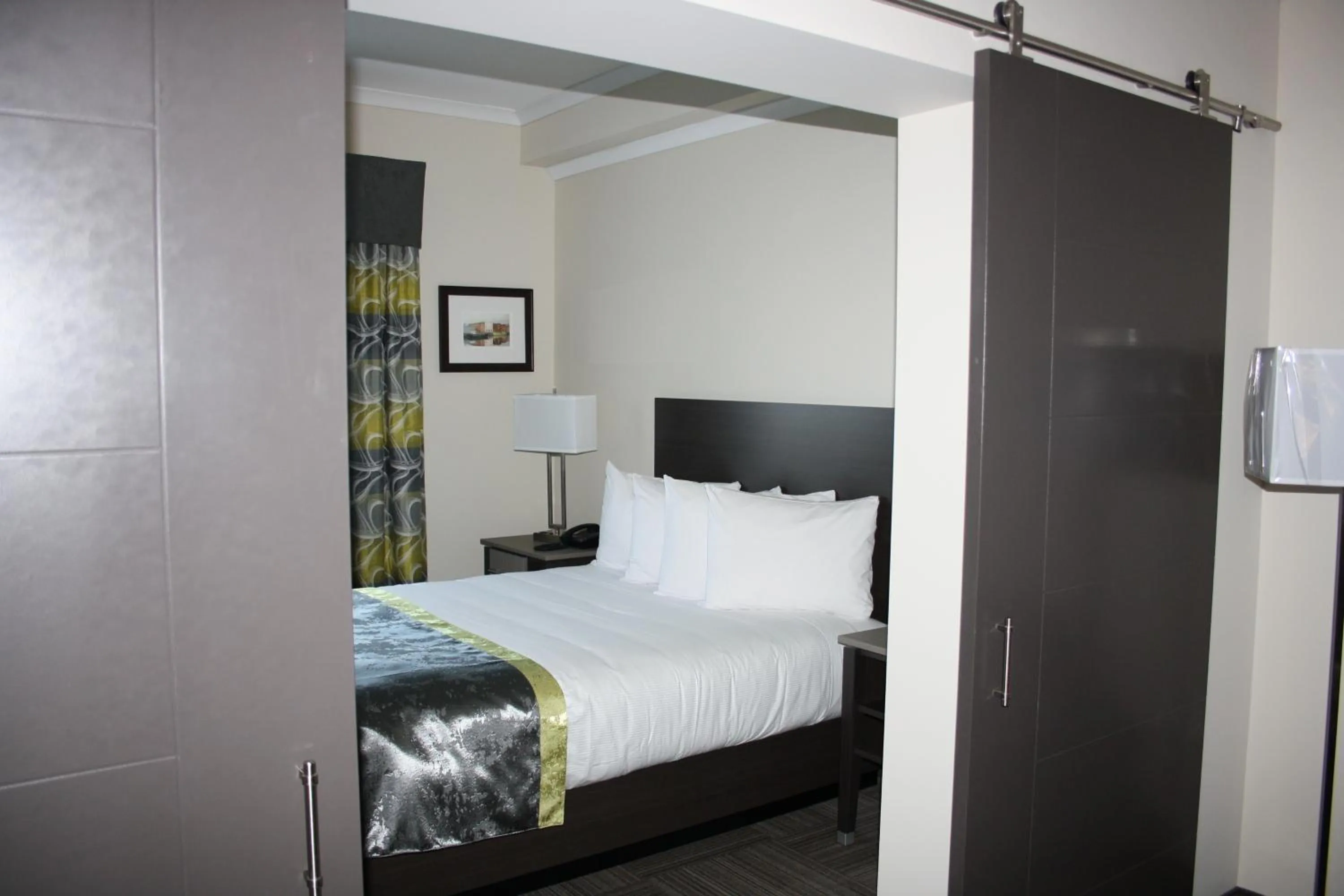 Bedroom, Bed in Crossroads Inn & Suites