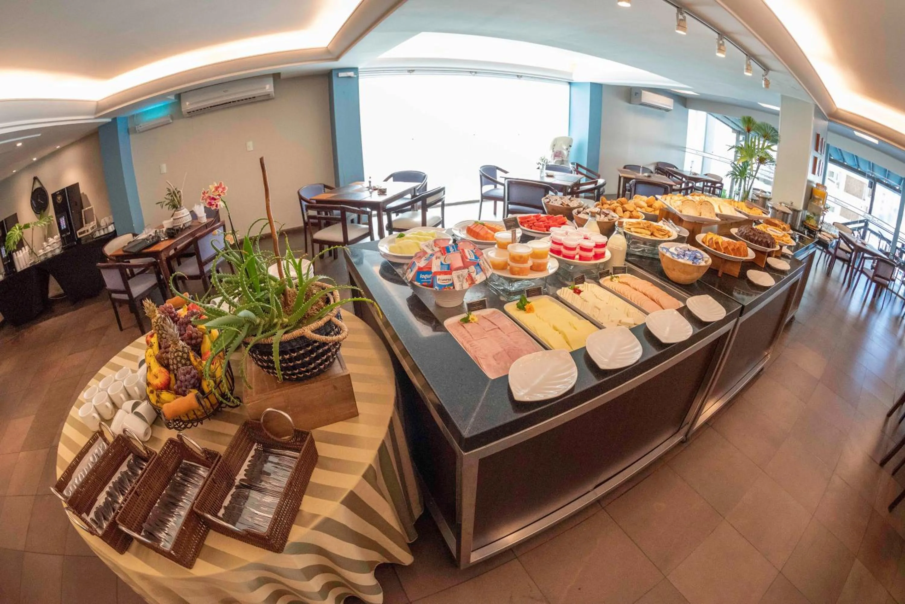 Restaurant/places to eat in Castelmar Hotel