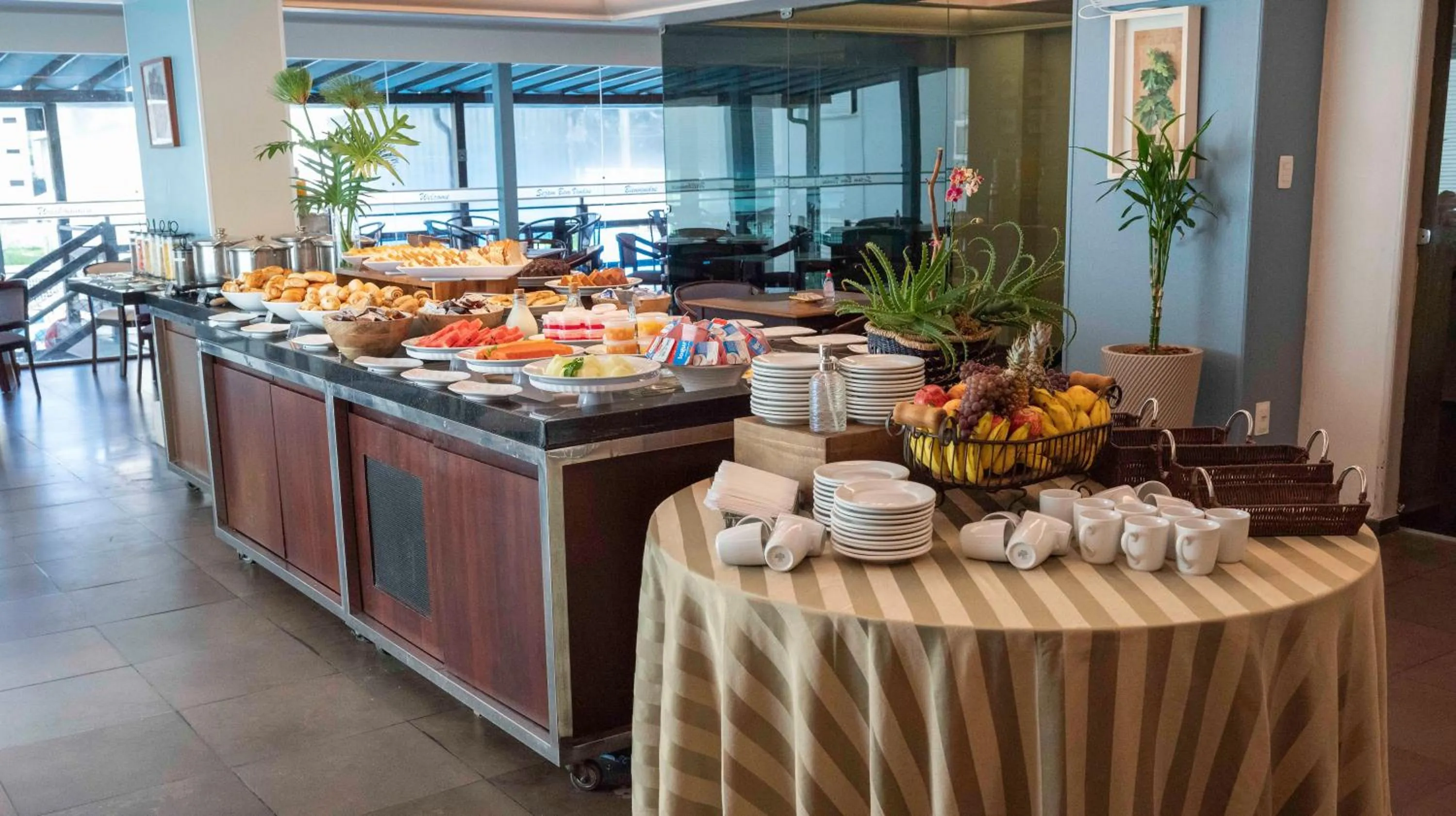 Restaurant/places to eat in Castelmar Hotel