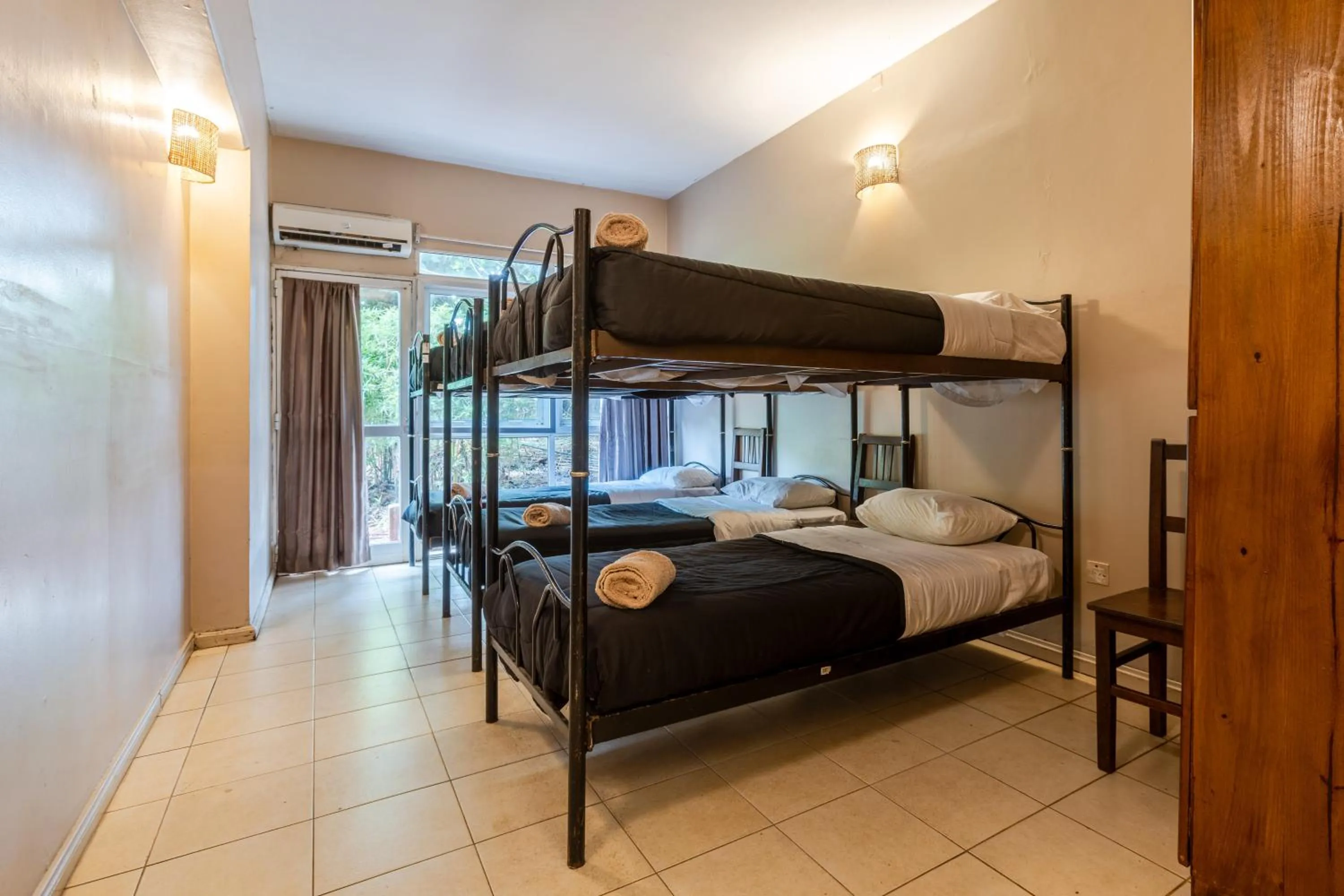 Photo of the whole room, Bed in Beer Hotel Iguazú