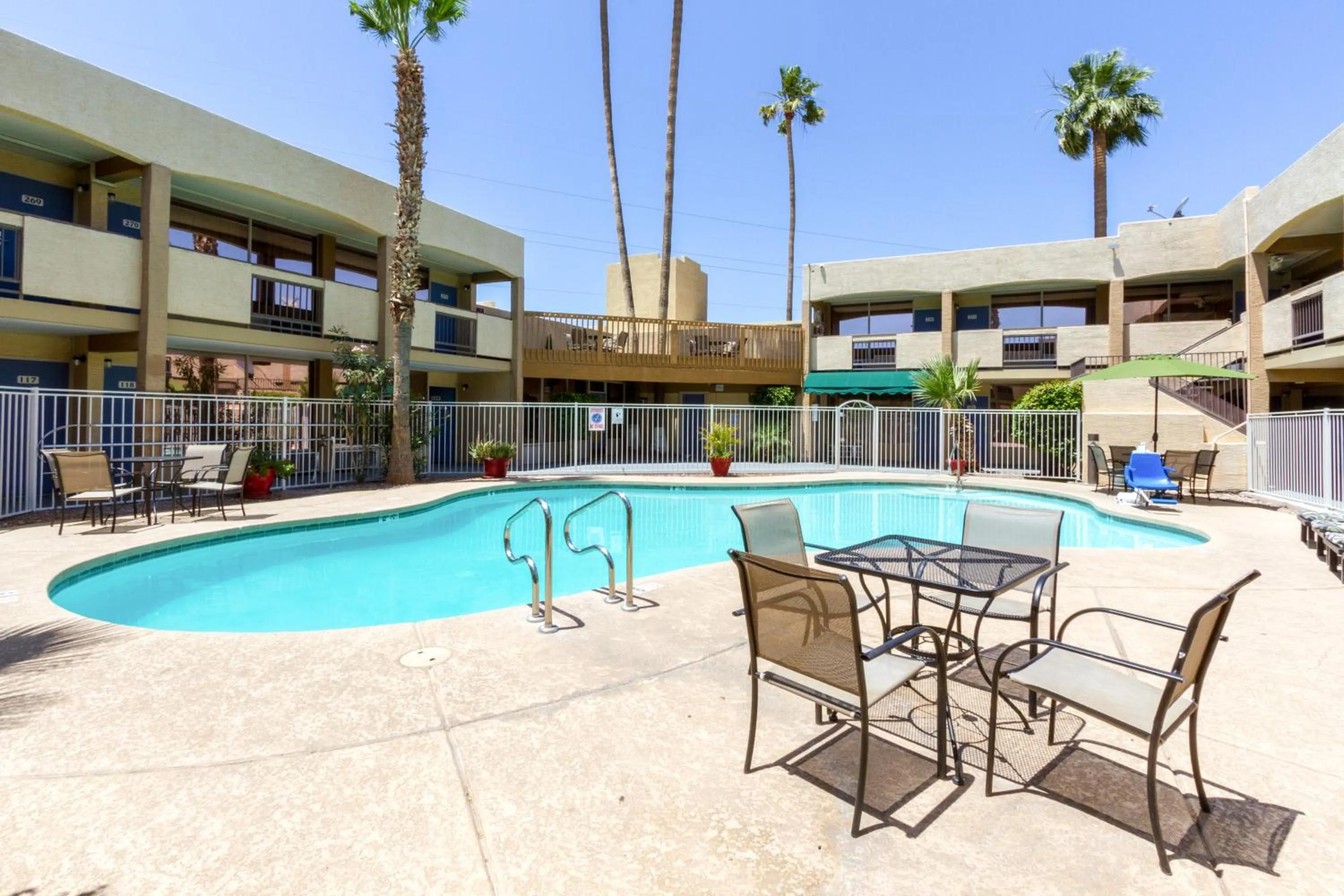 Swimming pool in Motel 6 Glendale Phoenix