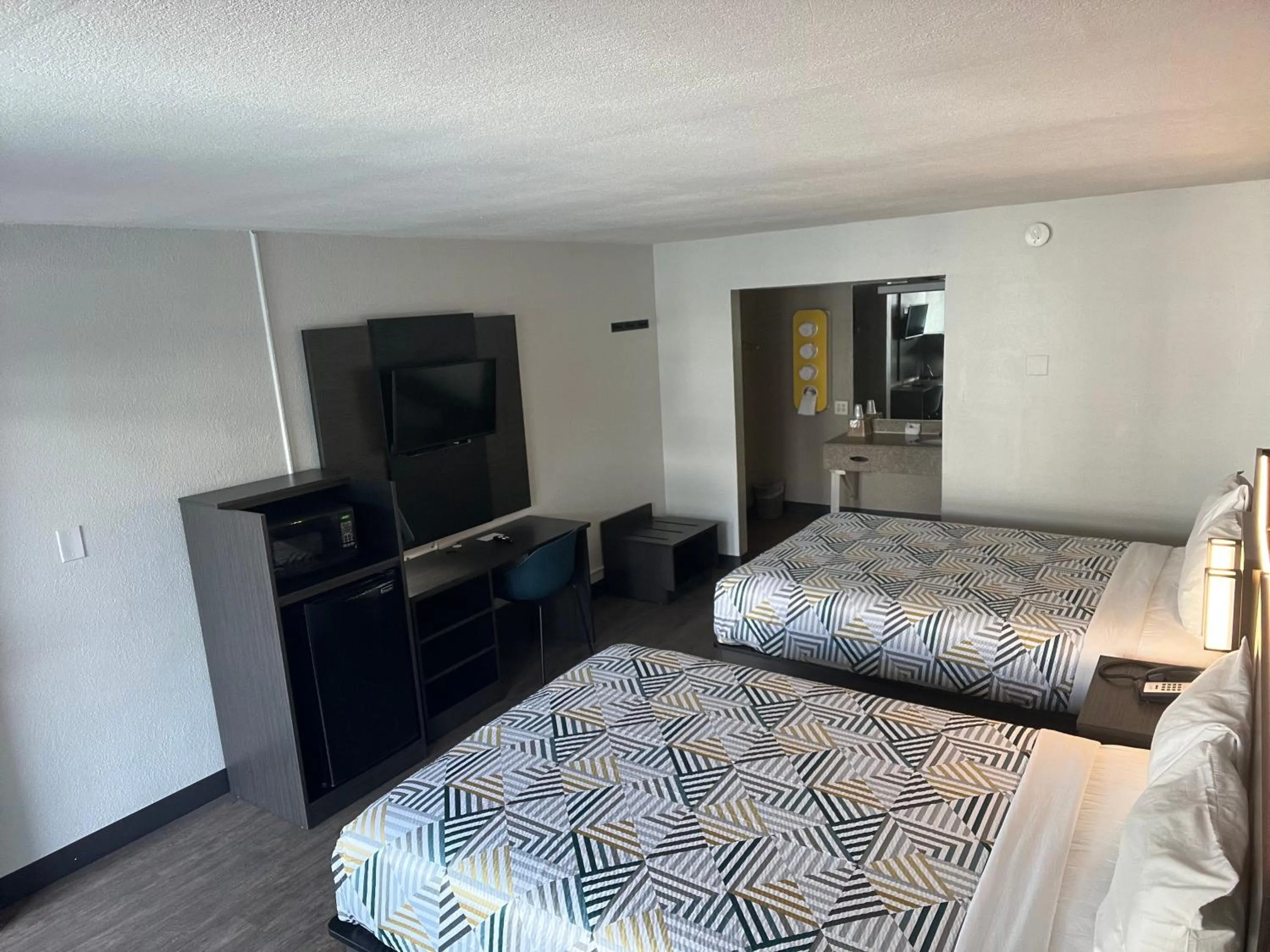 Communal lounge/ TV room, Bed in Motel 6 Glendale Phoenix