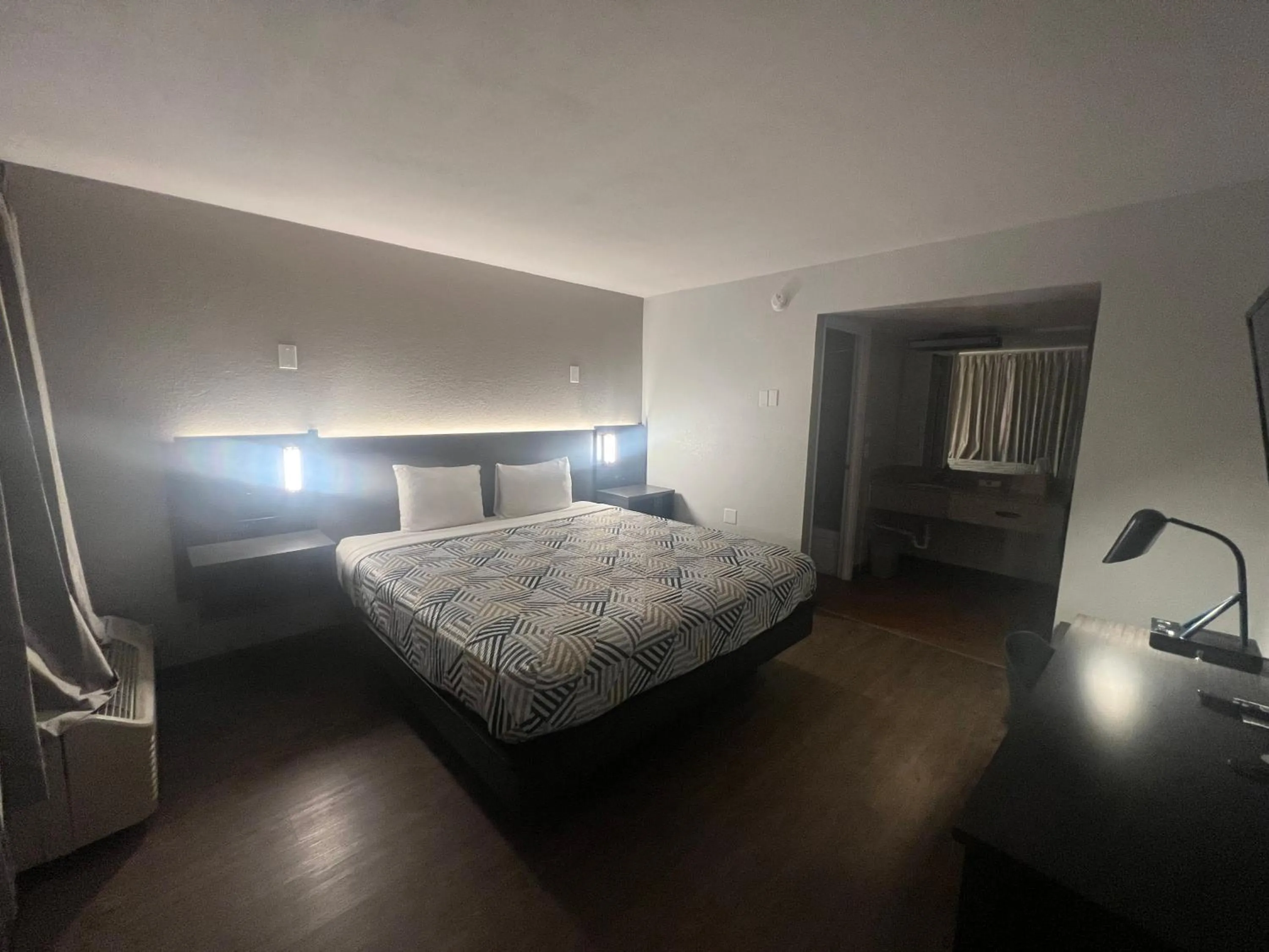 Bed in Motel 6 Glendale Phoenix