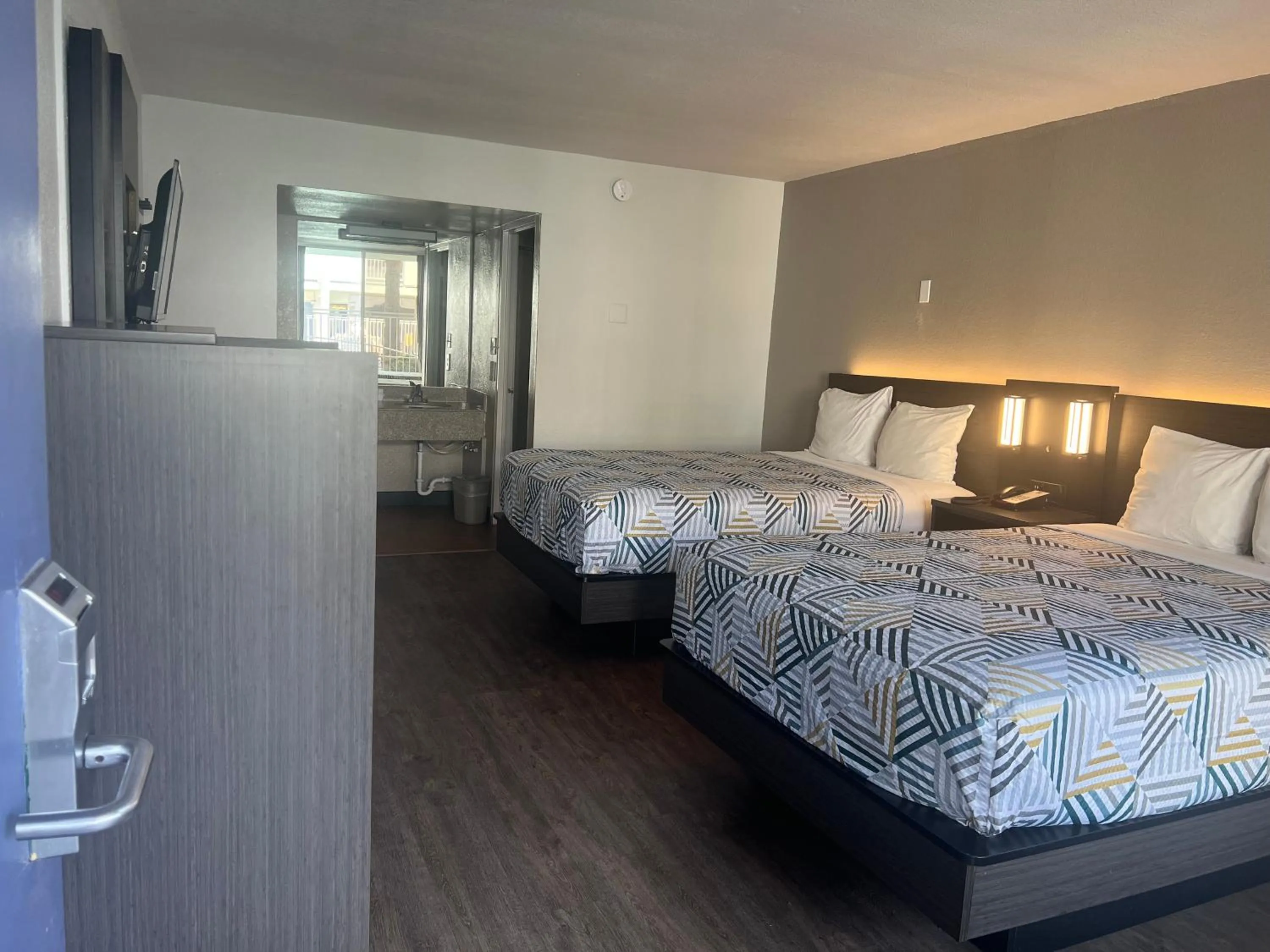 Bed in Motel 6 Glendale Phoenix