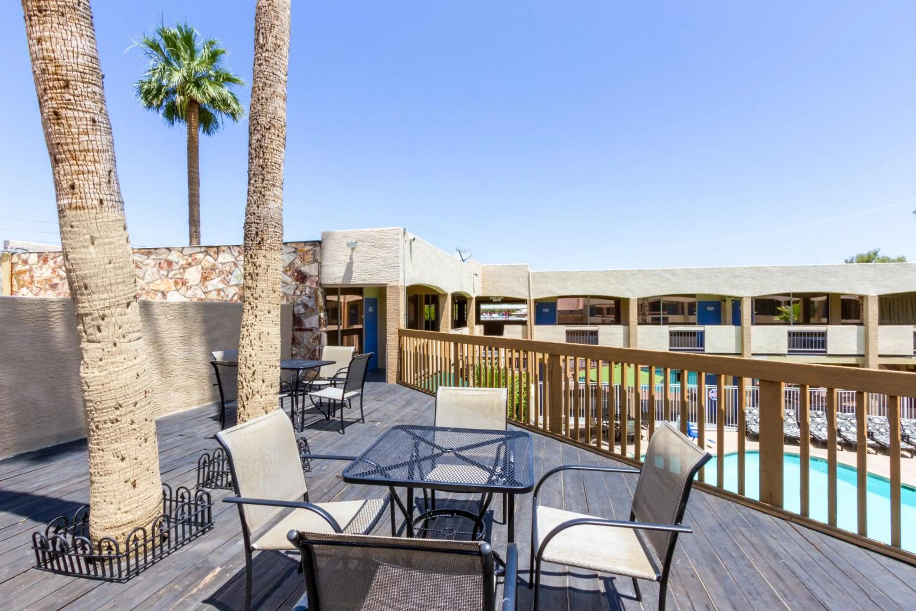 Swimming pool in Motel 6 Glendale Phoenix