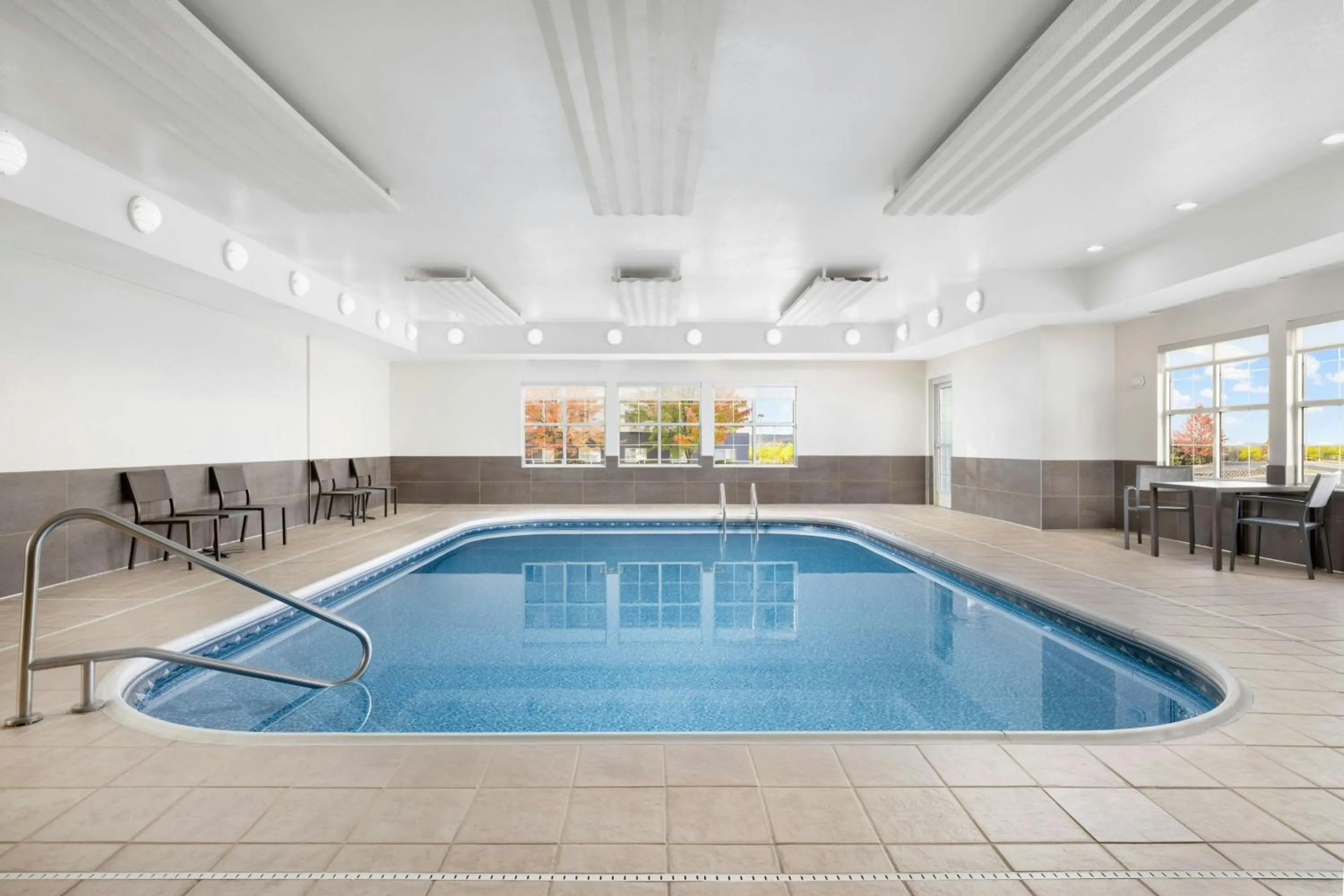 Swimming pool in Residence Inn Scranton