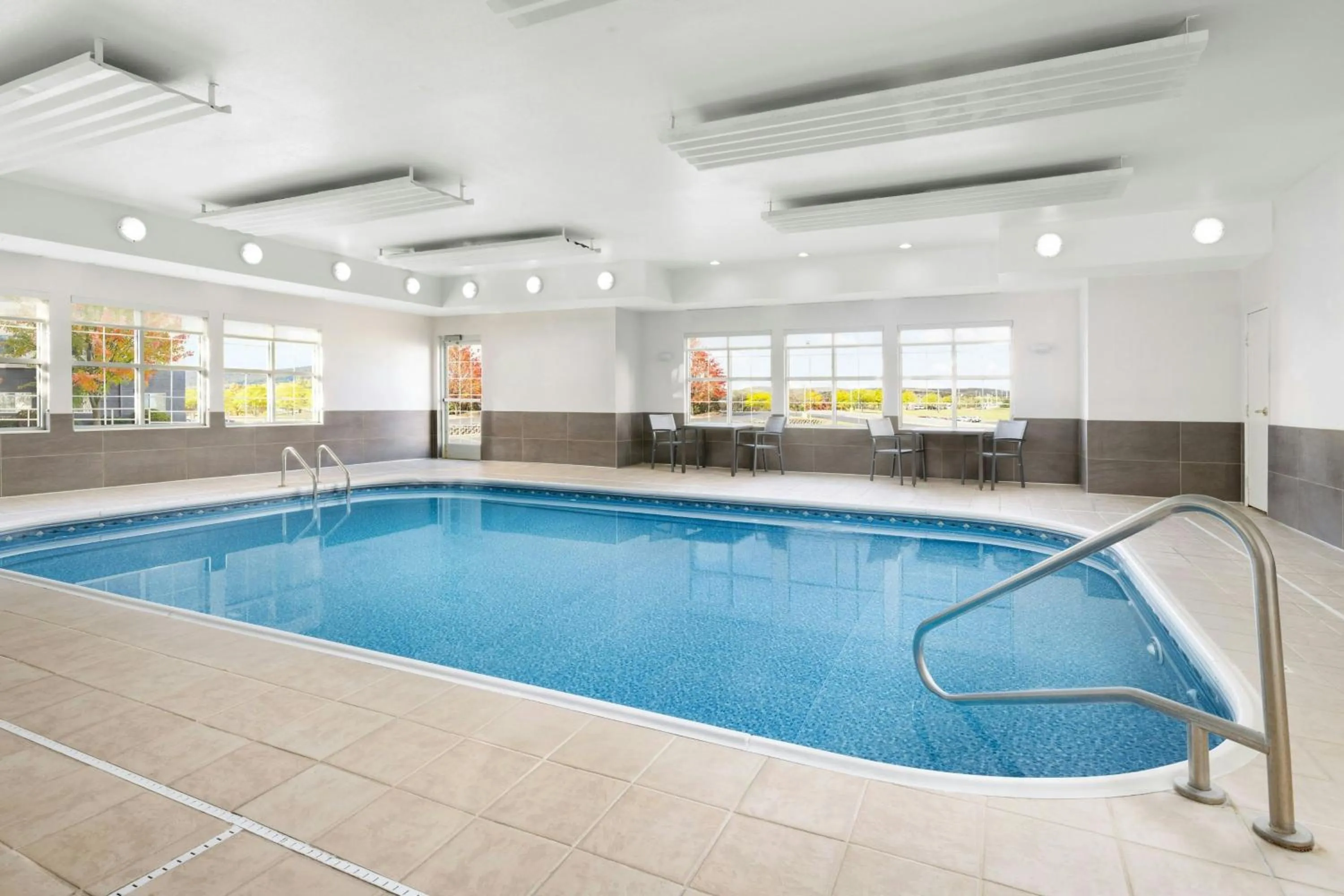 Swimming pool in Residence Inn Scranton