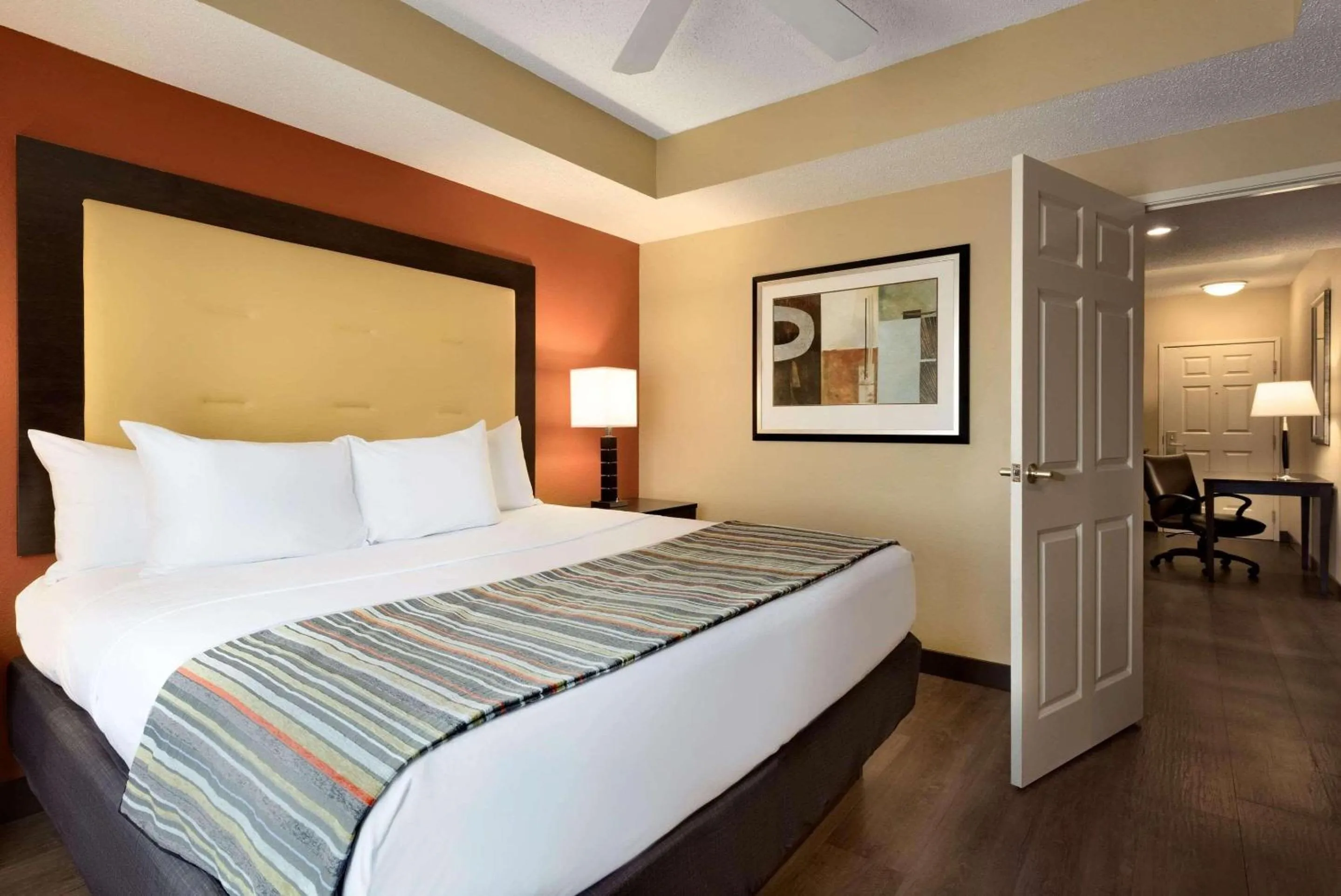 Bedroom in Country Inn & Suites by Radisson, Evansville, IN