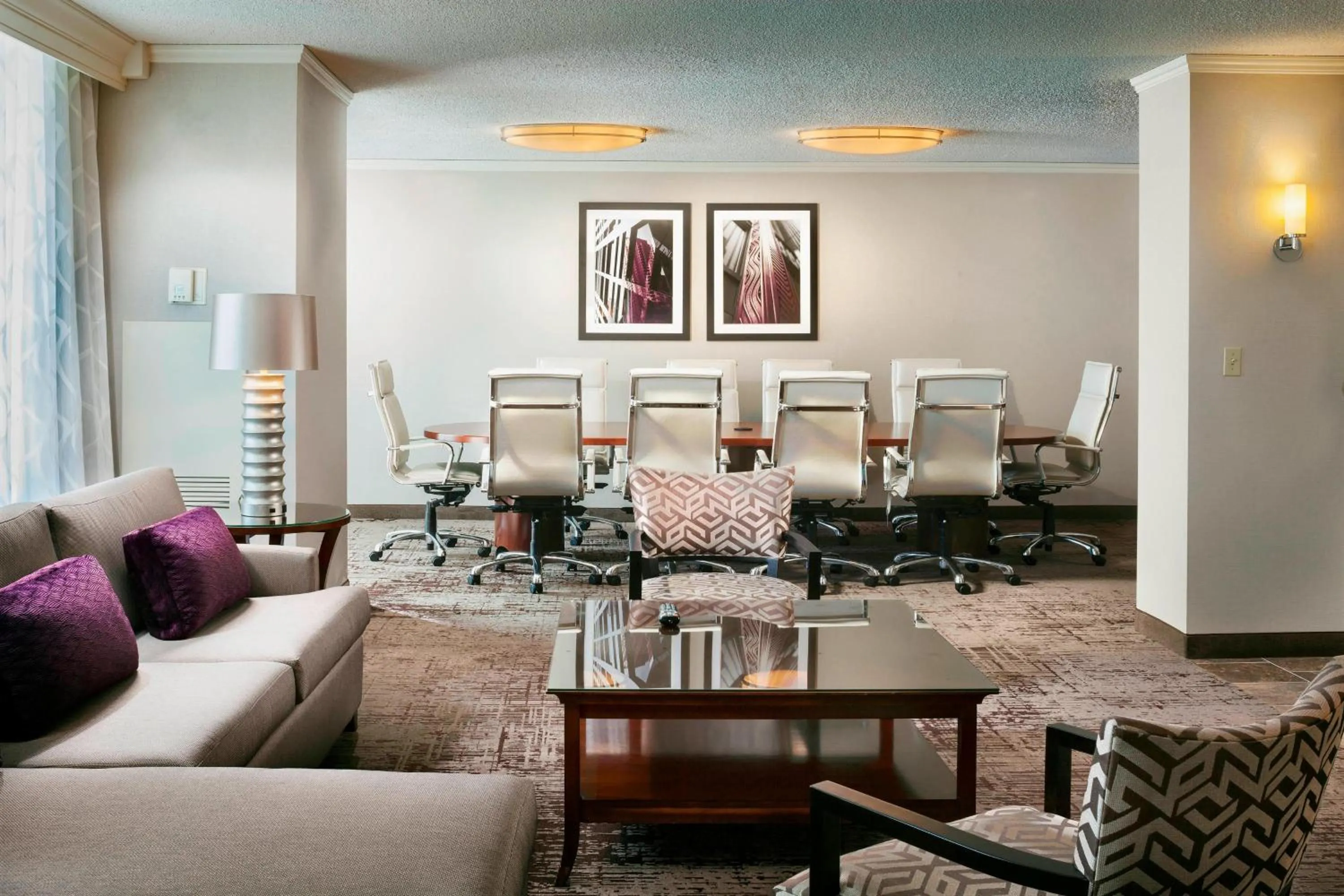 Photo of the whole room in Chicago Marriott Suites Deerfield