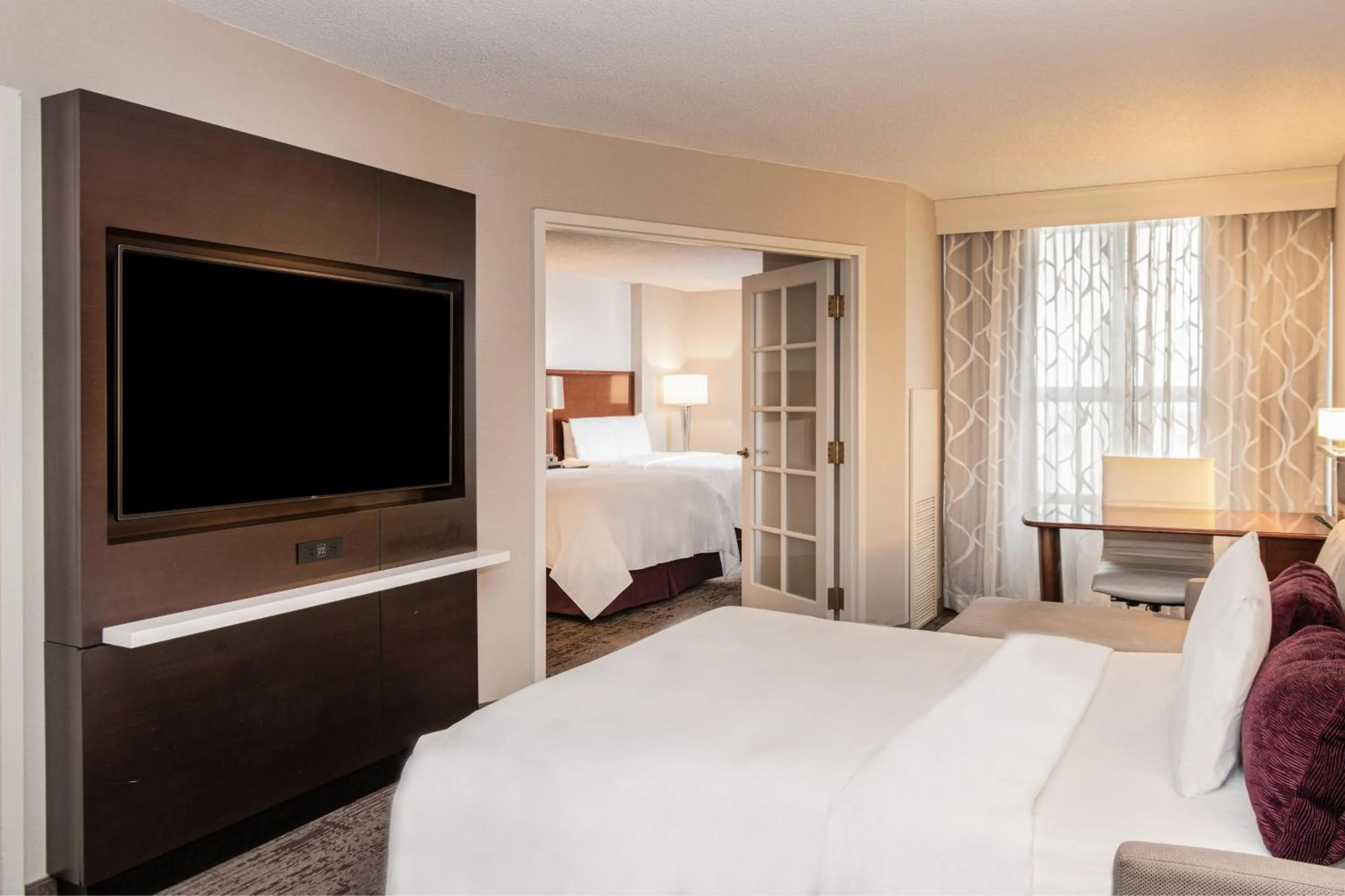 Photo of the whole room, Bed in Chicago Marriott Suites Deerfield