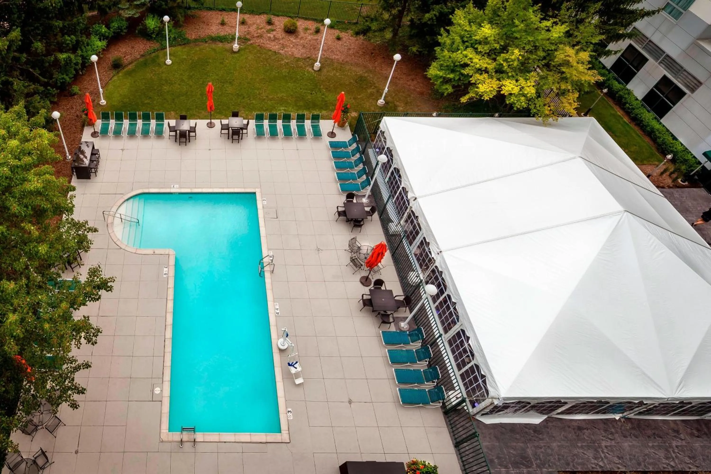 Swimming pool in Chicago Marriott Suites Deerfield