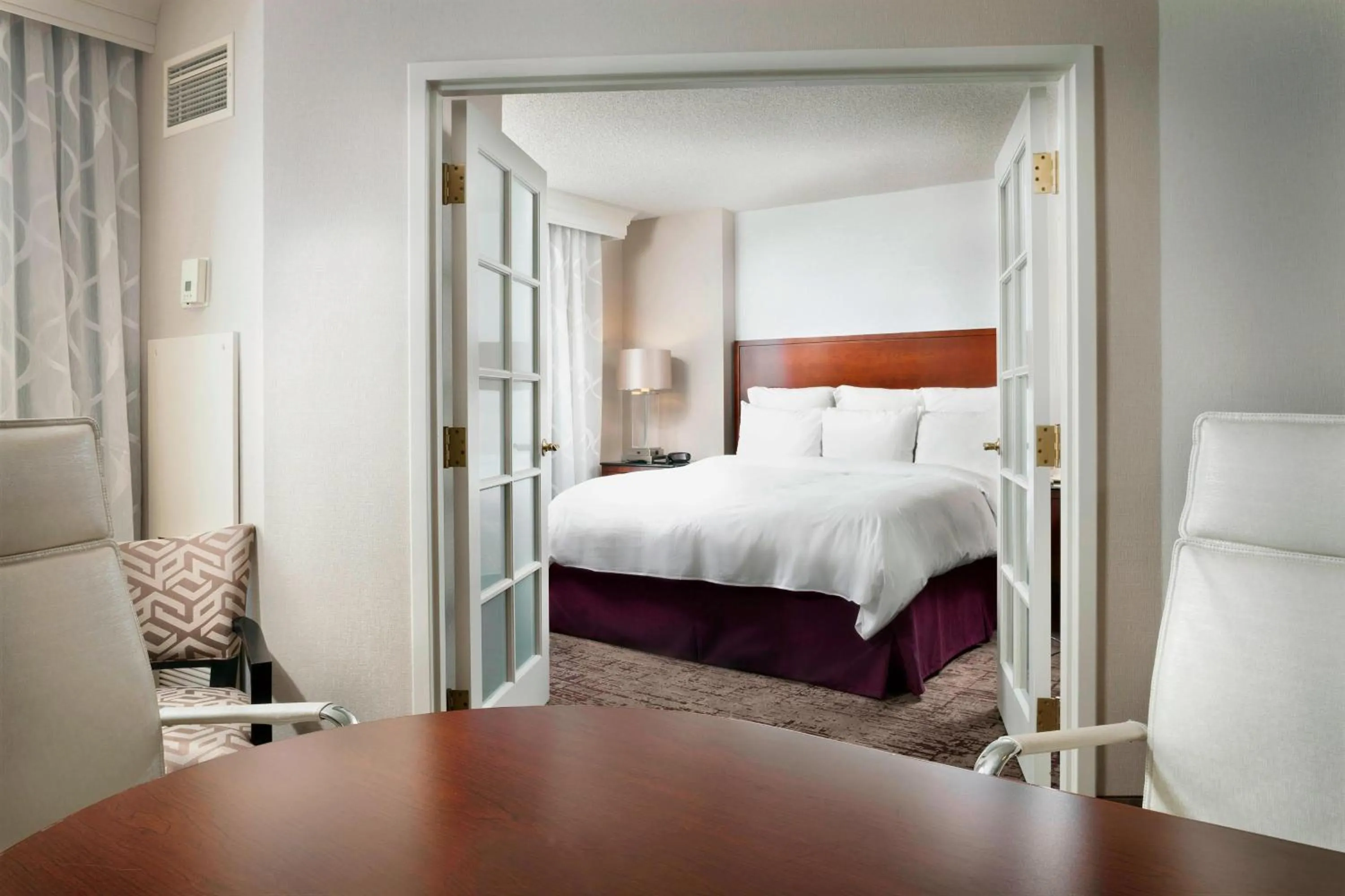 Photo of the whole room, Bed in Chicago Marriott Suites Deerfield