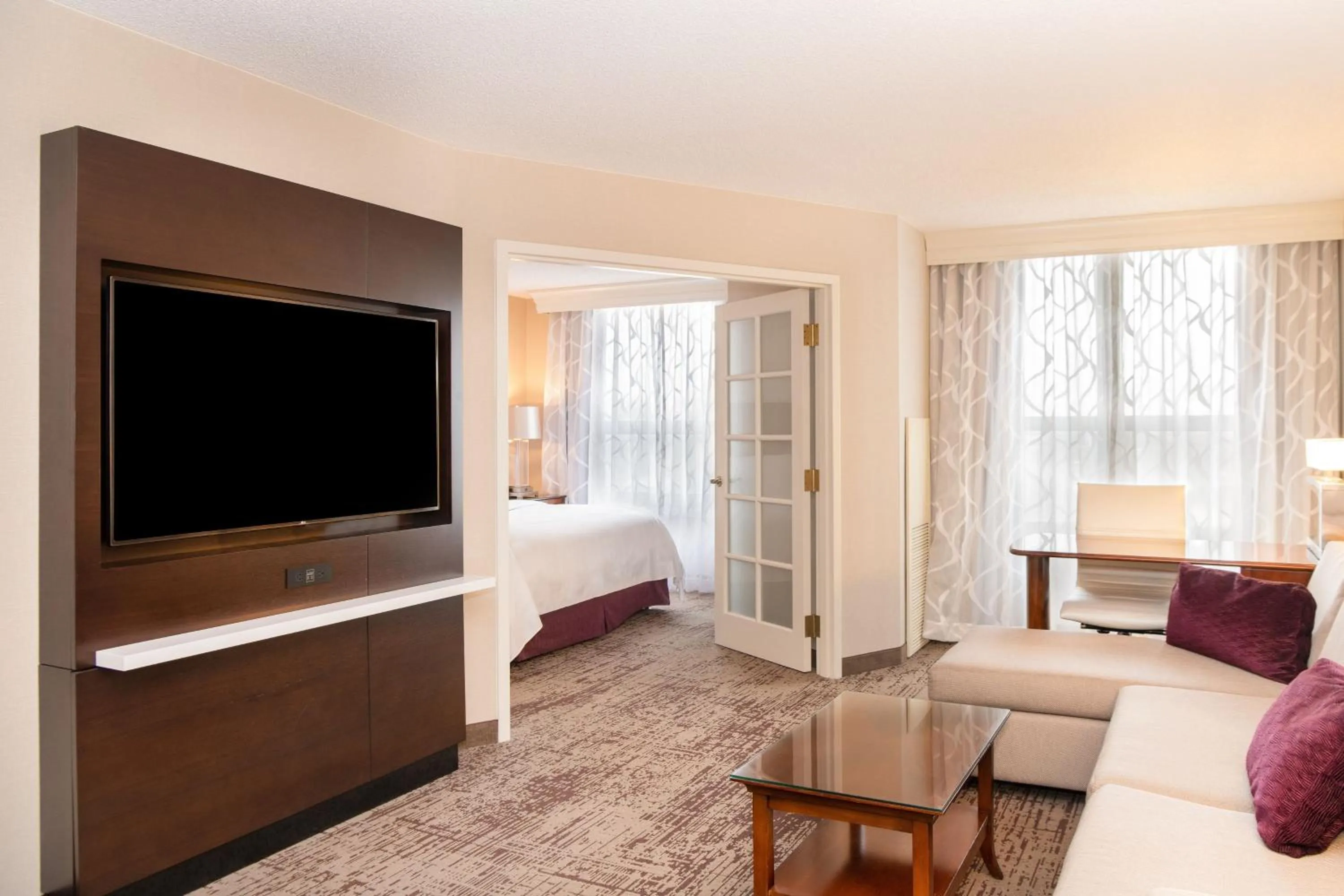 Photo of the whole room, Bed in Chicago Marriott Suites Deerfield