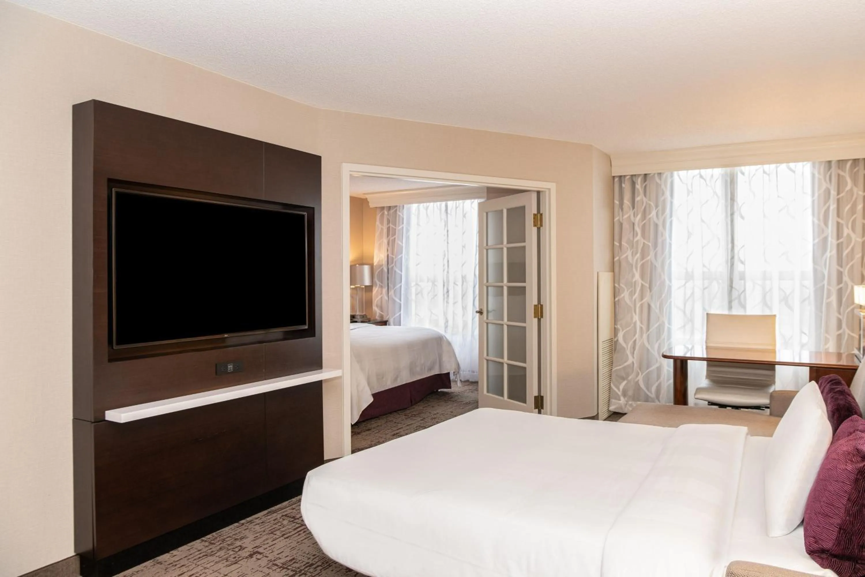 Photo of the whole room, Bed in Chicago Marriott Suites Deerfield