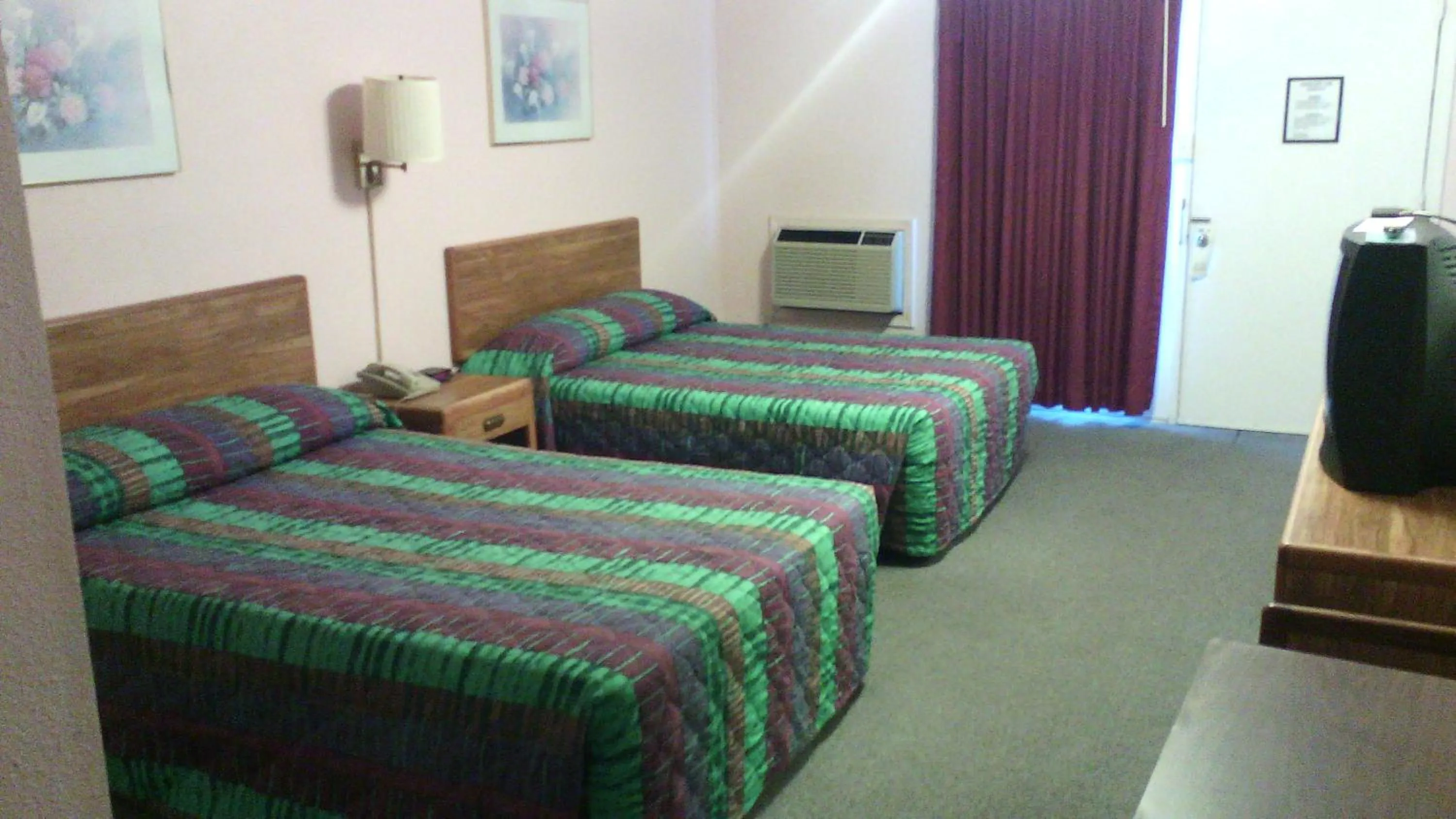 Photo of the whole room, Bed in Mountain Country Motor Inn